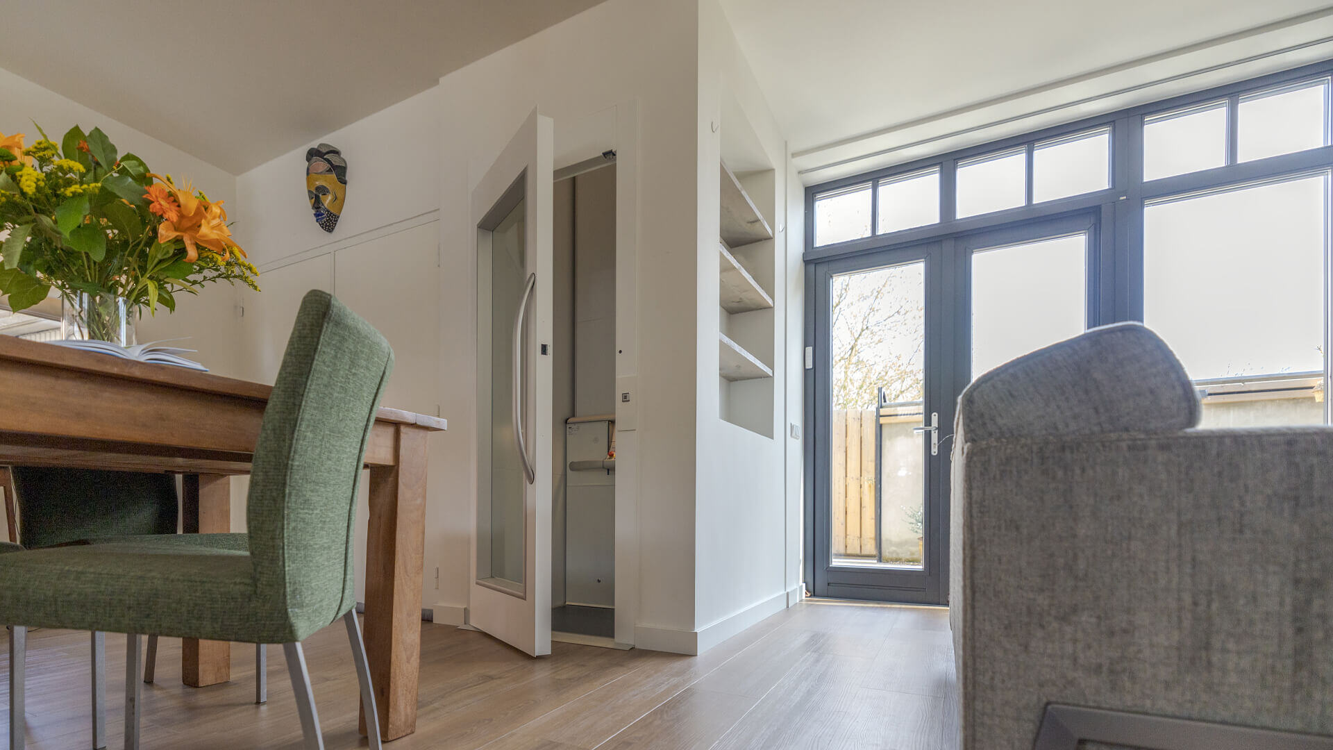 ascensore casa accessibilità: soggiorno con ascensore integrato e grandi porte in vetro che portano al giardino, Luxury, Design, Exclusive, Modern, Custom Made, Special, Beautiful