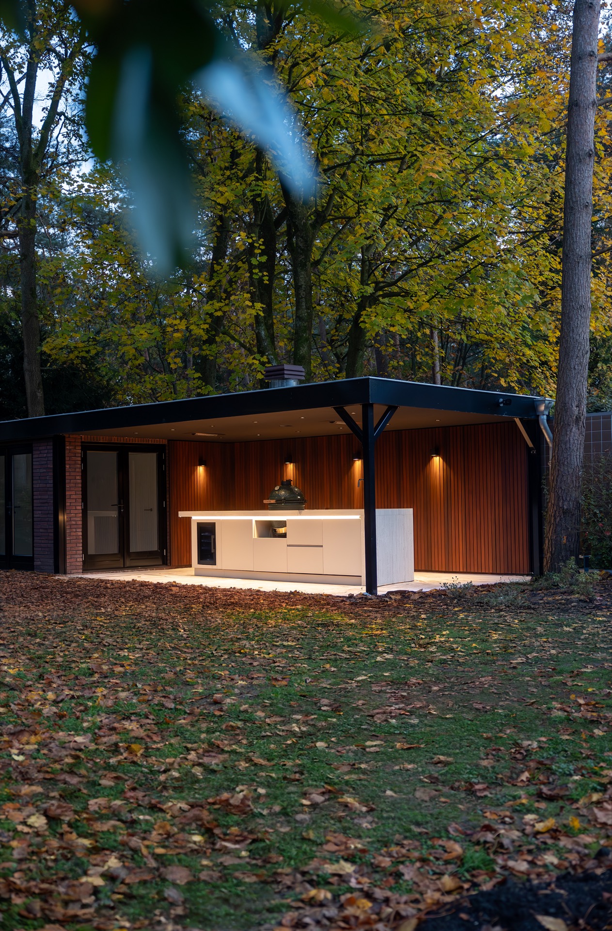 cucina esterna di lusso: cucina esterna moderna con illuminazione e vista sulla foresta, Luxury, Design, Exclusive, Modern, Custom Made, Special, Beautiful