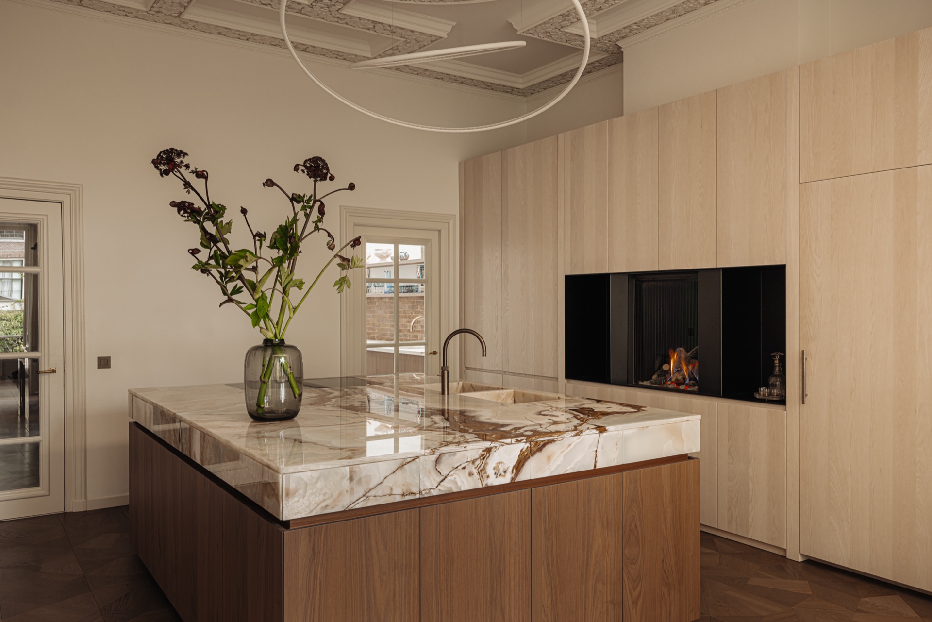 interni edificio storico: cucina moderna con piano in marmo e ante in legno, design caldo e raffinato, Luxe, Design, Exclusief, Modern, Maatwerk, Bijzondere, Mooie