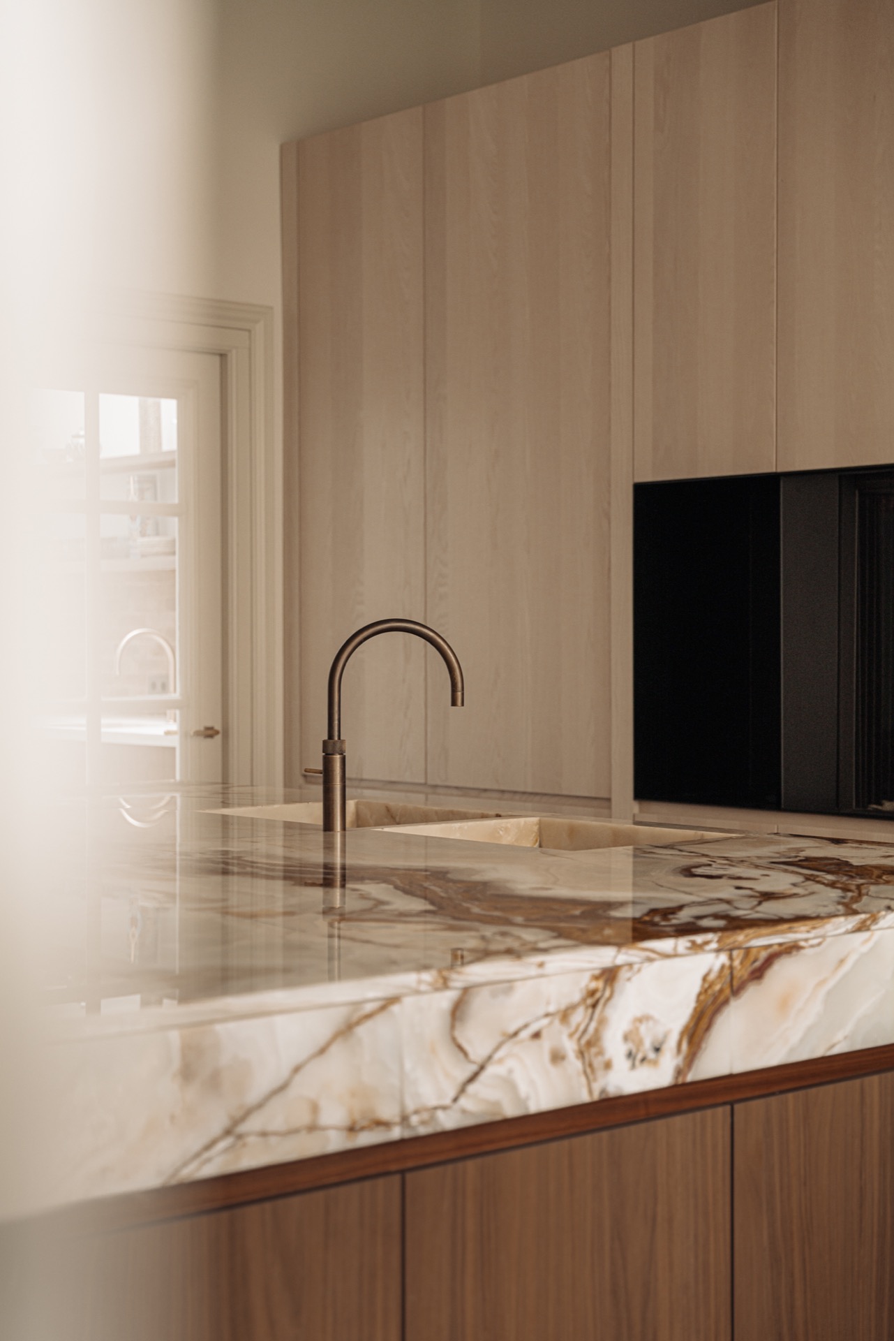 interni edificio storico: bagno di lusso con vasca indipendente e parete in marmo, spazioso e elegante, Luxe, Design, Exclusief, Modern, Maatwerk, Bijzondere, Mooie