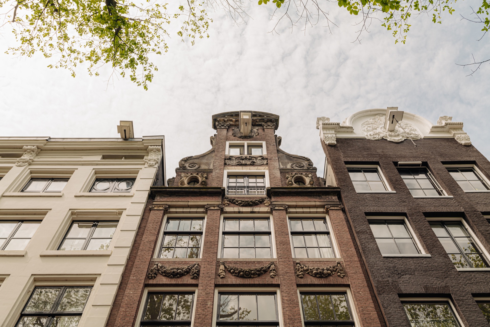 interni edificio storico: ampia scala con ringhiera antica e decorazioni in edificio storico, Luxe, Design, Exclusief, Modern, Maatwerk, Bijzondere, Mooie