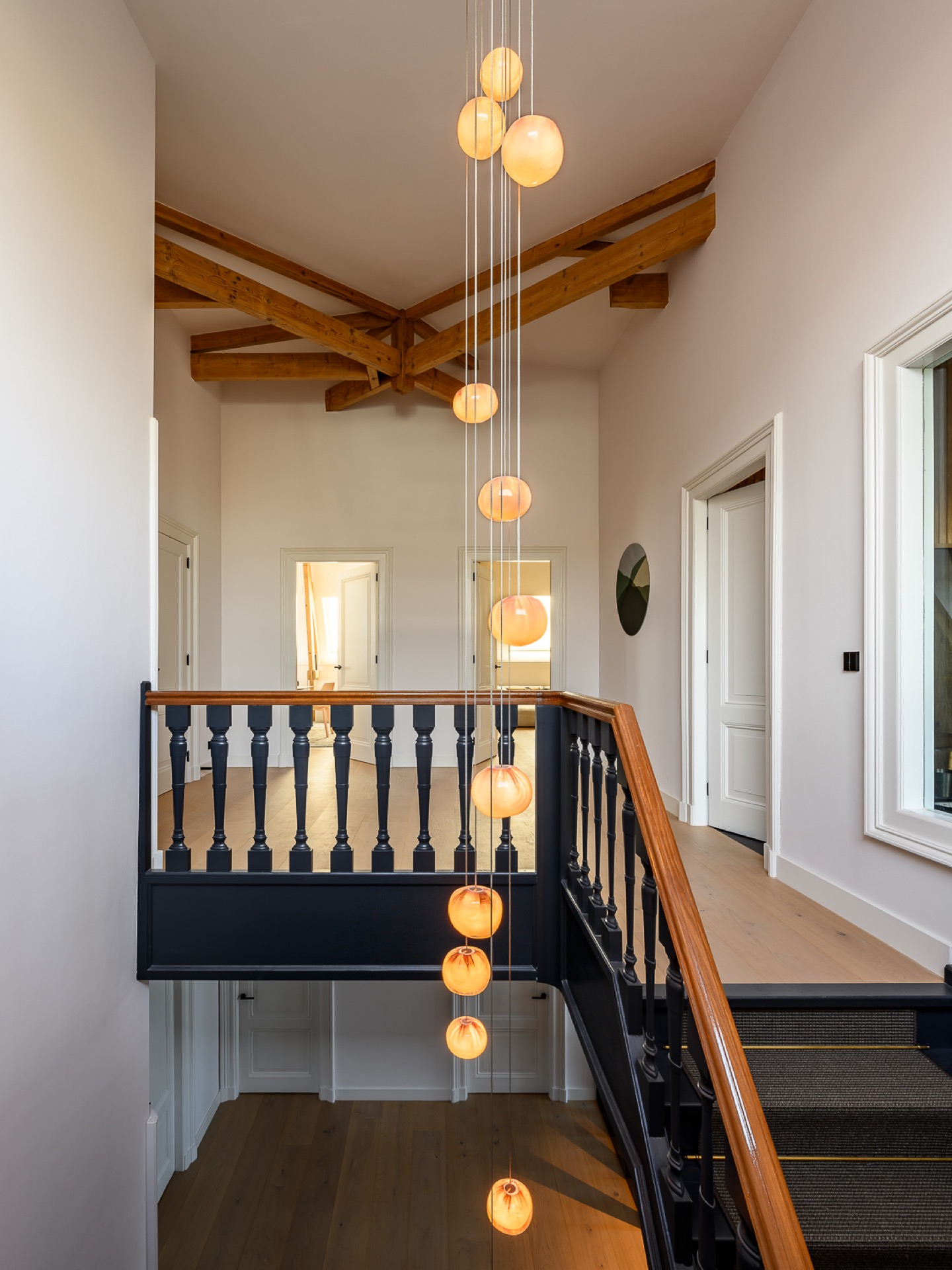 villa di lusso: sala fitness moderna con attrezzature cardio e muscolari, alti soffitti e travi in legno., Luxury, Design, Exclusive, Modern, Custom Made, Special, Beautiful