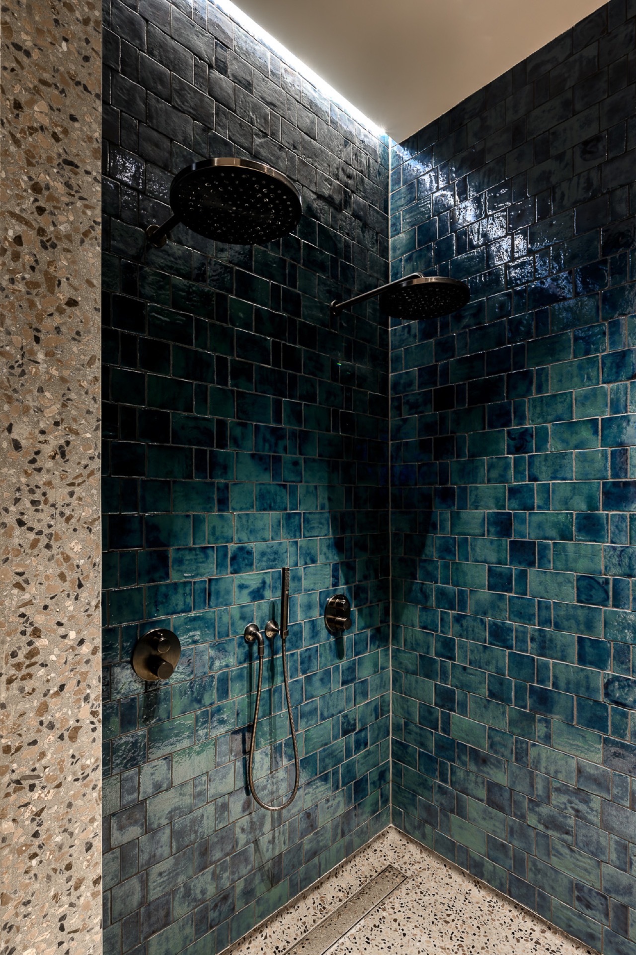villa di lusso: piastrelle in tonalità terra nel bagno con design moderno e dettagli in legno., Luxury, Design, Exclusive, Modern, Custom Made, Special, Beautiful