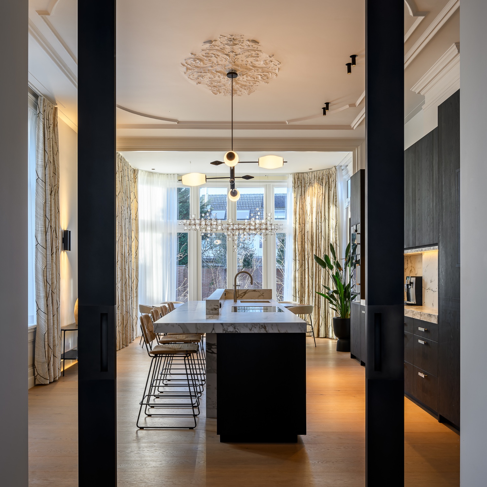 villa di lusso: bagno di design con vasca indipendente, piastrelle in ceramica e dettagli in legno., Luxury, Design, Exclusive, Modern, Custom Made, Special, Beautiful