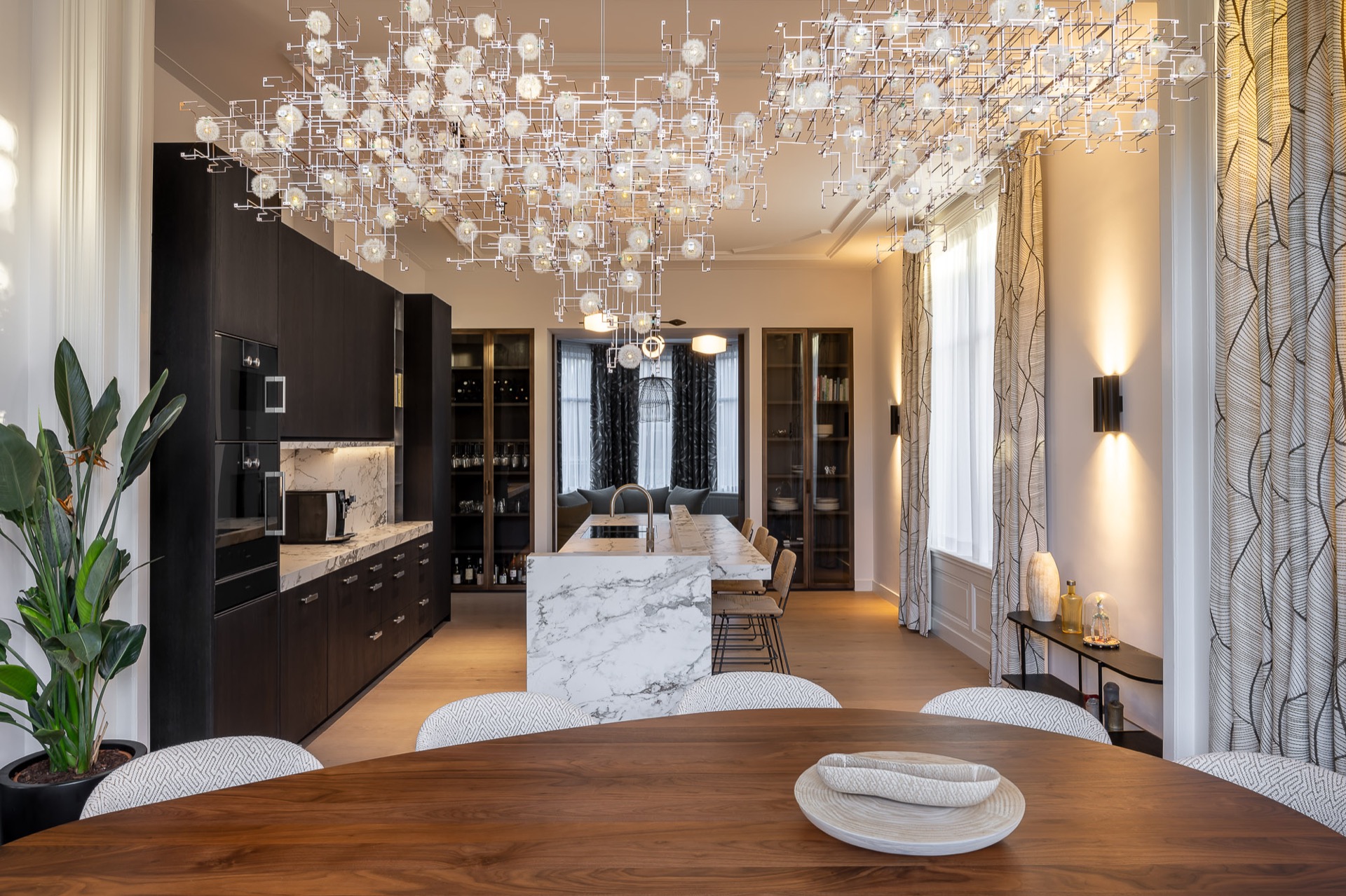 villa di lusso: arte di luce sopra il tavolo in una cucina moderna, drammatico e minimalista., Luxury, Design, Exclusive, Modern, Custom Made, Special, Beautiful