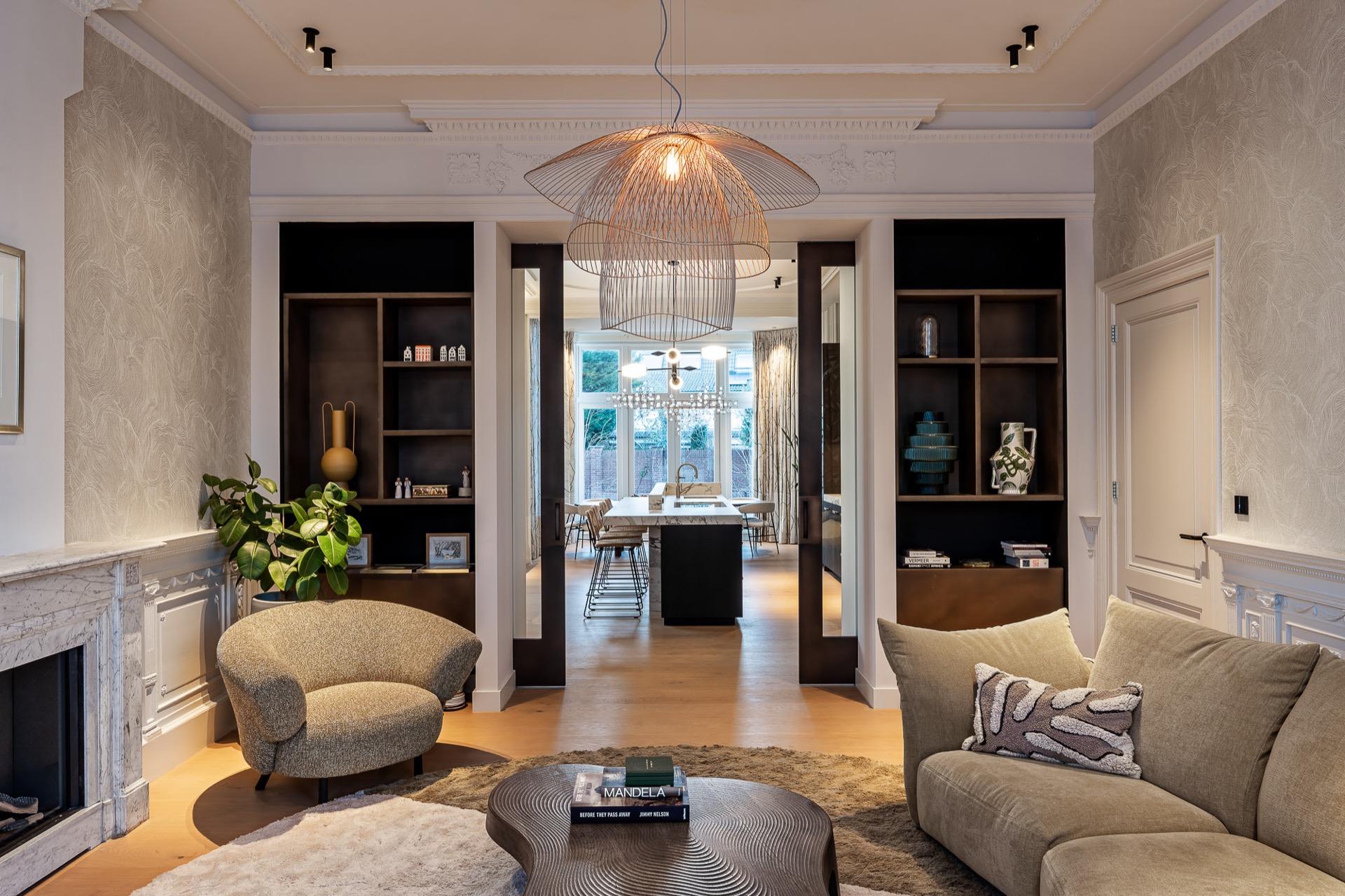 villa di lusso: soggiorno di lusso con divano beige e camino, dettagli classici e illuminazione moderna., Luxury, Design, Exclusive, Modern, Custom Made, Special, Beautiful