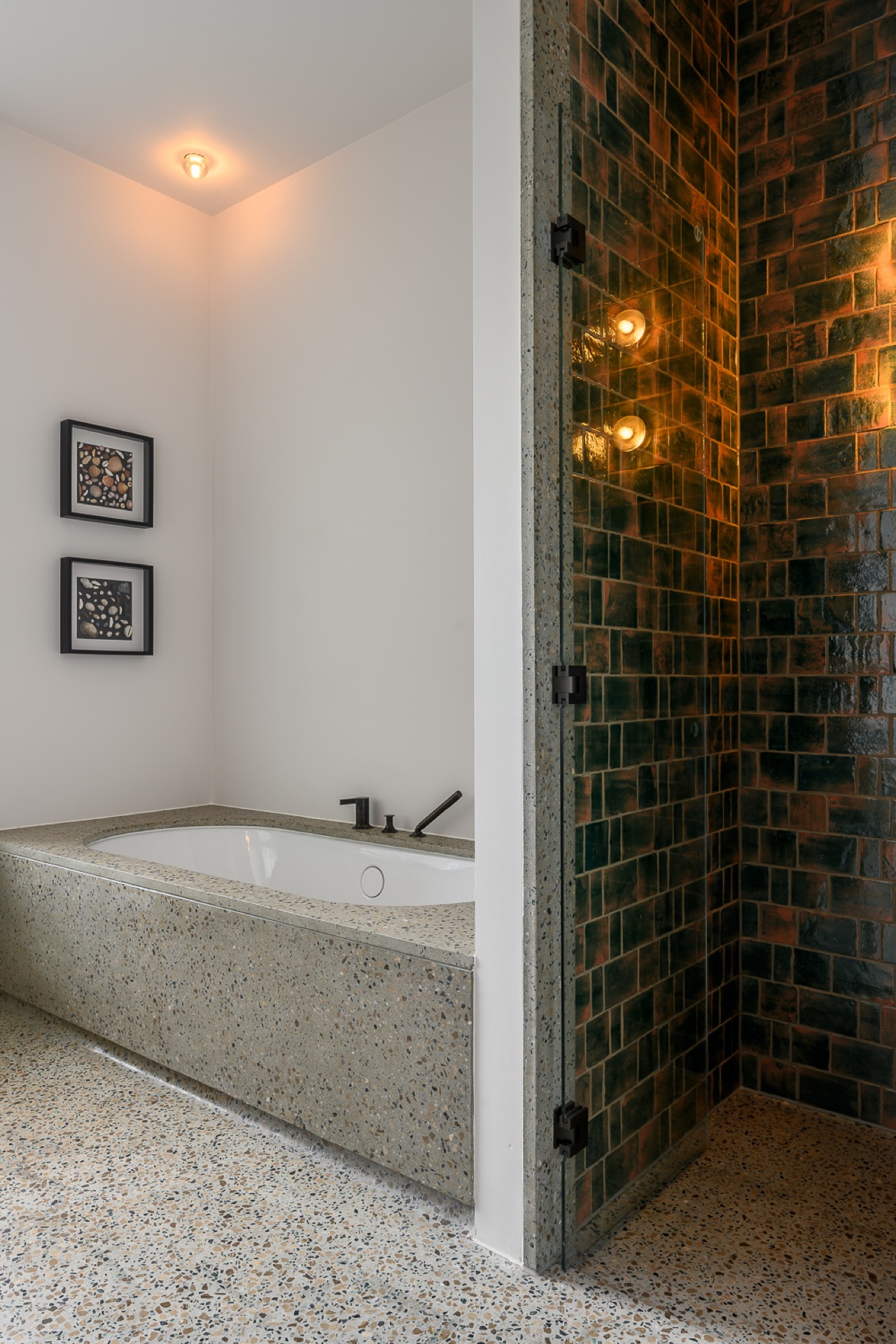 villa di lusso: camera da letto con soffitto in legno e grandi finestre, ambiente caldo e luminoso., Luxury, Design, Exclusive, Modern, Custom Made, Special, Beautiful