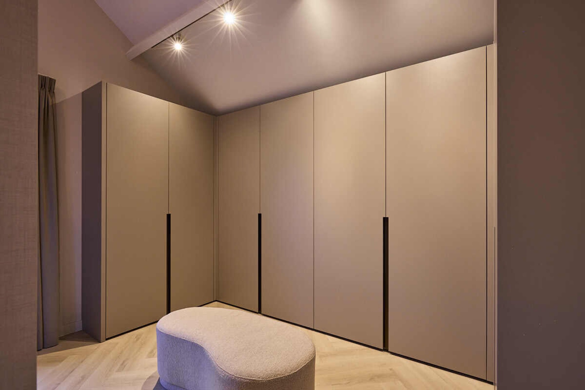 isola cucina: camera da letto colorata con armadio su misura e illuminazione indiretta, Luxury, Design, Exclusive, Modern, Custom Made, Special, Beautiful