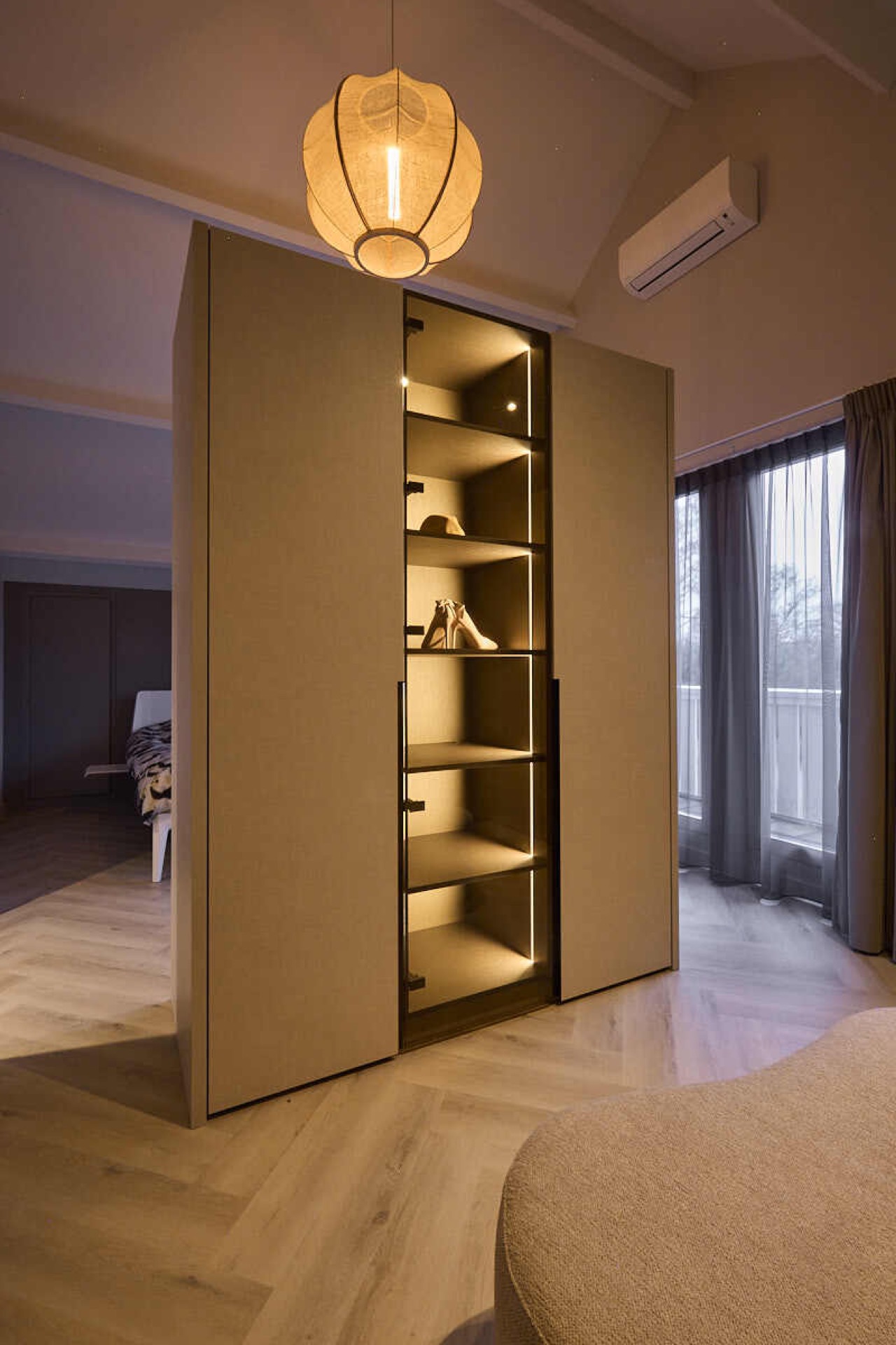 isola cucina: ingresso moderno con armadi e parete a specchio, Luxury, Design, Exclusive, Modern, Custom Made, Special, Beautiful