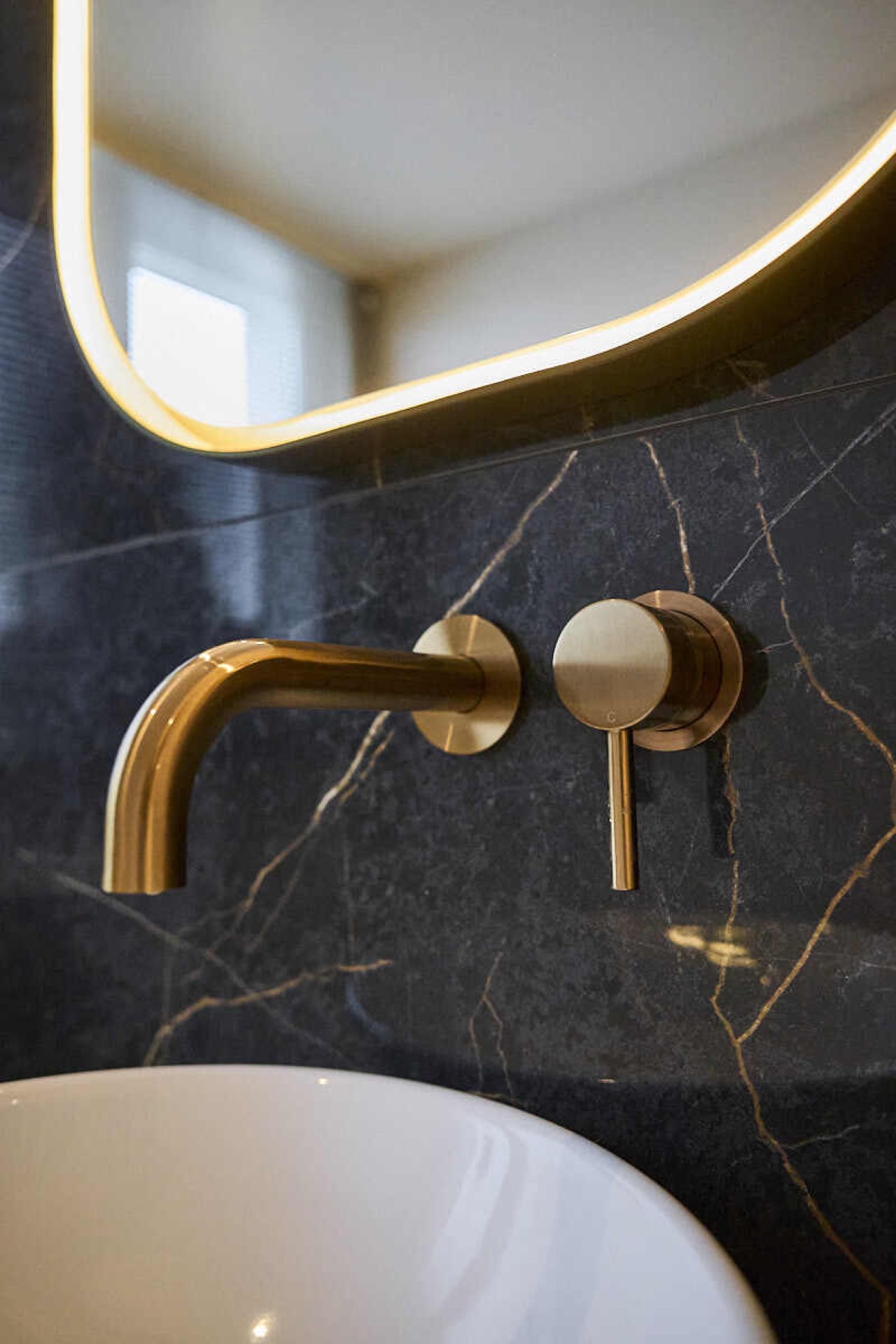 isola cucina: soggiorno con camino aperto e mobile TV, Luxury, Design, Exclusive, Modern, Custom Made, Special, Beautiful