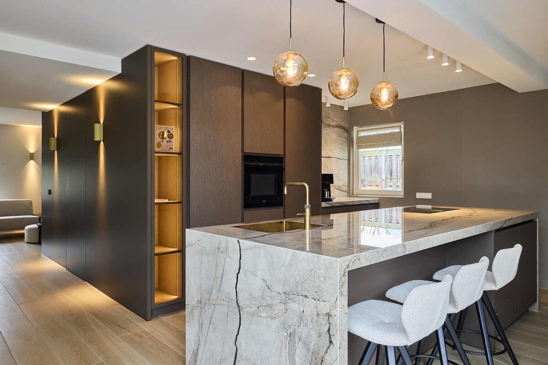 isola cucina: cucina moderna di lusso con piano in marmo e rubinetti dorati, Luxury, Design, Exclusive, Modern, Custom Made, Special, Beautiful