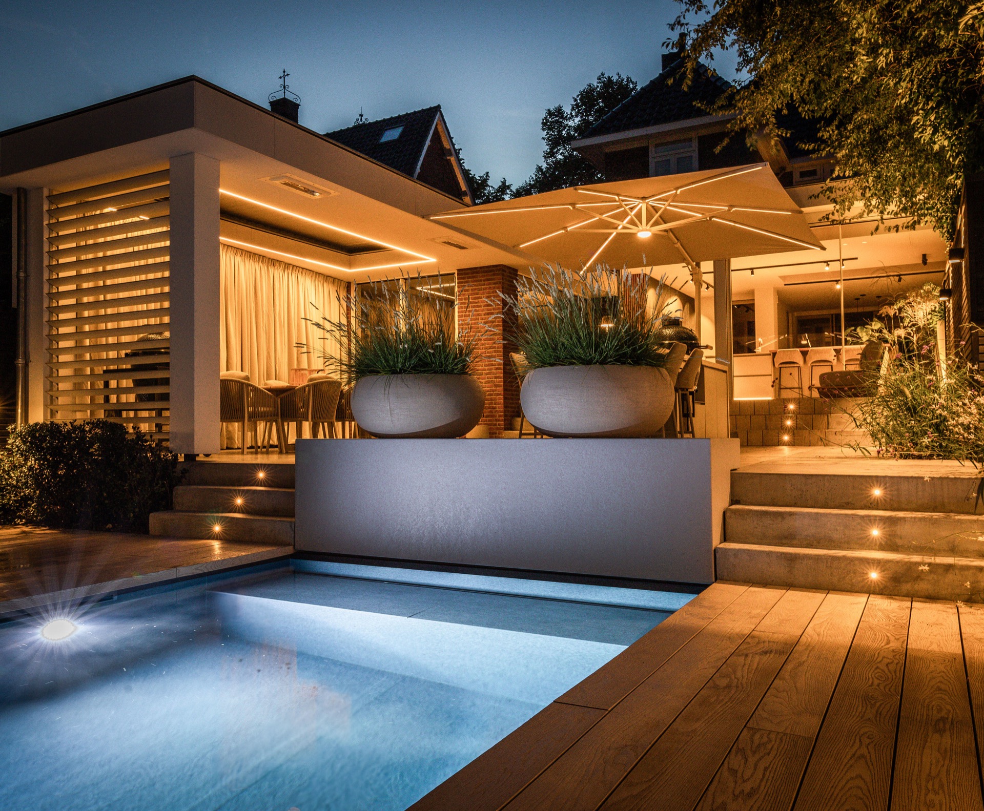 esempio progetto ristrutturazione casa: cucina esterna con tavolo e illuminazione sera, Luxury, Design, Exclusive, Modern, Custom Made, Special, Beautiful