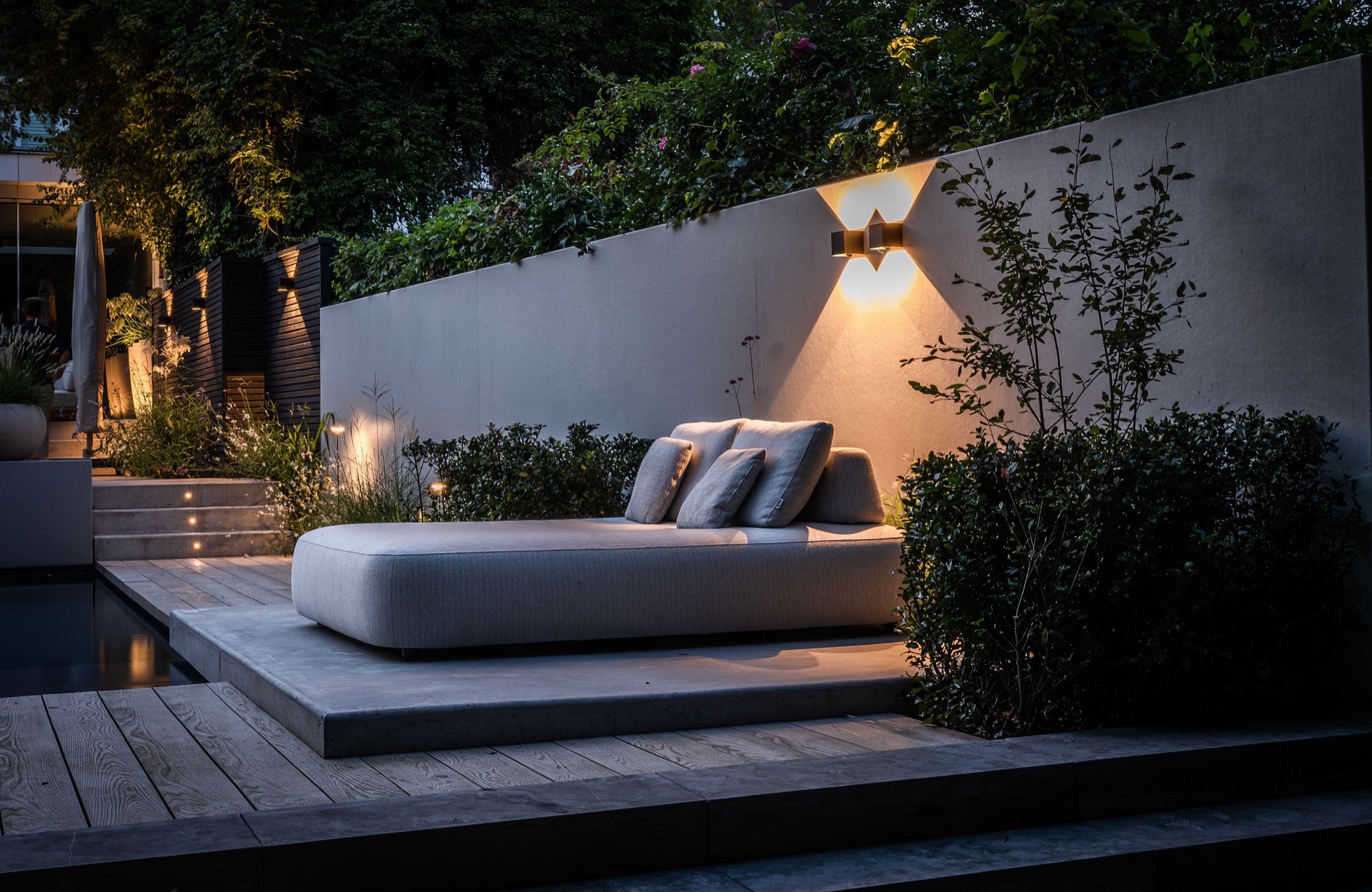 esempio progetto ristrutturazione casa: panchina esterna con cuscini e piante sera, Luxury, Design, Exclusive, Modern, Custom Made, Special, Beautiful