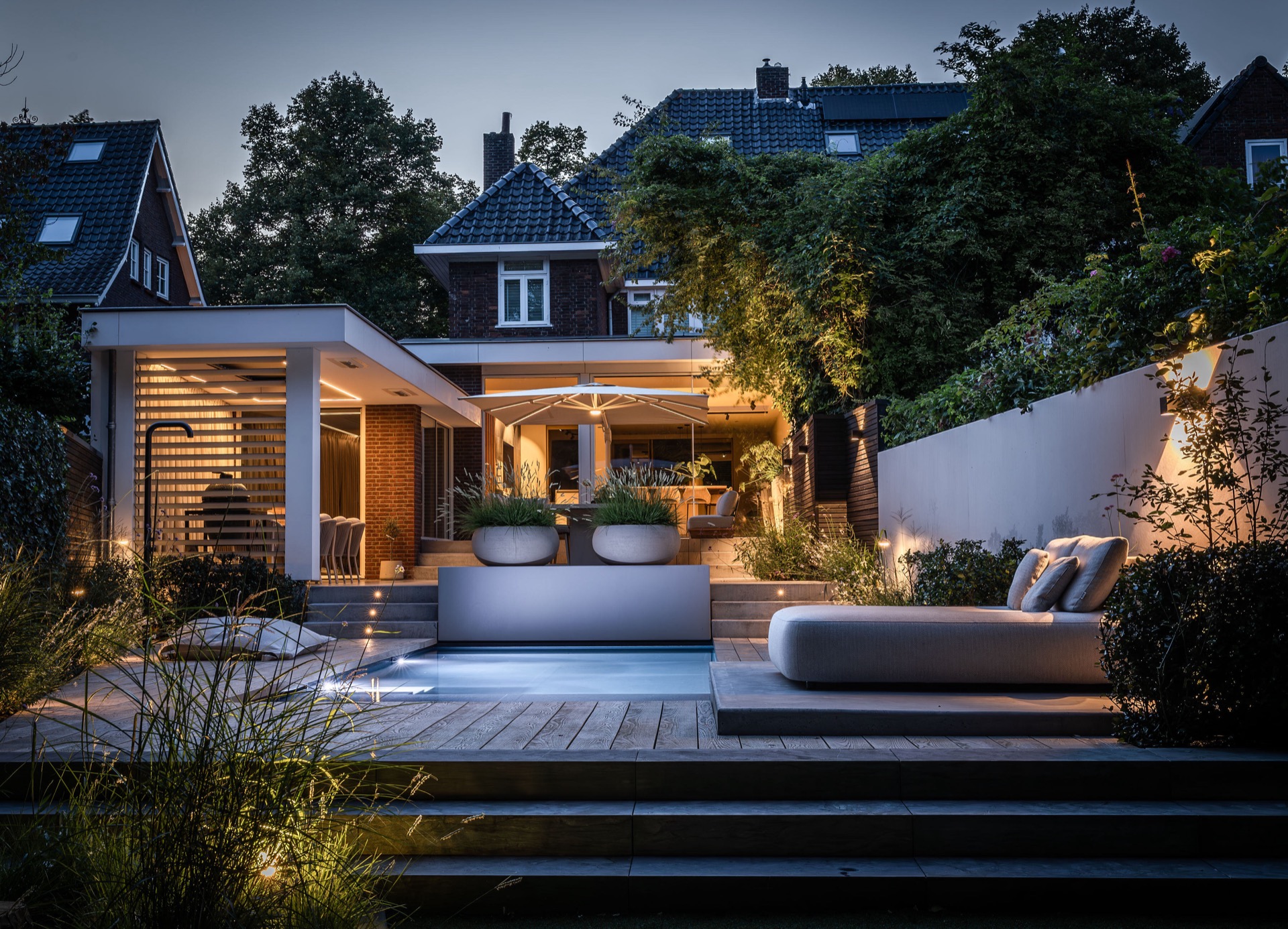 esempio progetto ristrutturazione casa: giardino moderno con acqua e lounge in sera, Luxury, Design, Exclusive, Modern, Custom Made, Special, Beautiful