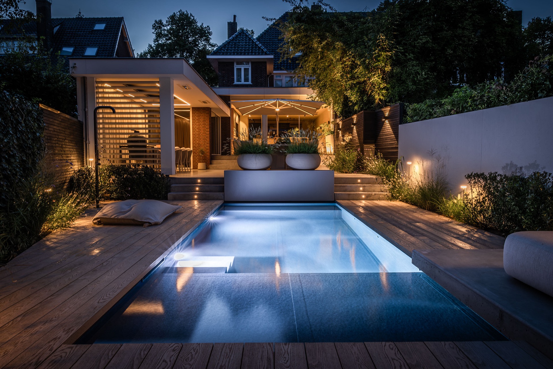 esempio progetto ristrutturazione casa: panca con cuscini e piante sera, Luxury, Design, Exclusive, Modern, Custom Made, Special, Beautiful