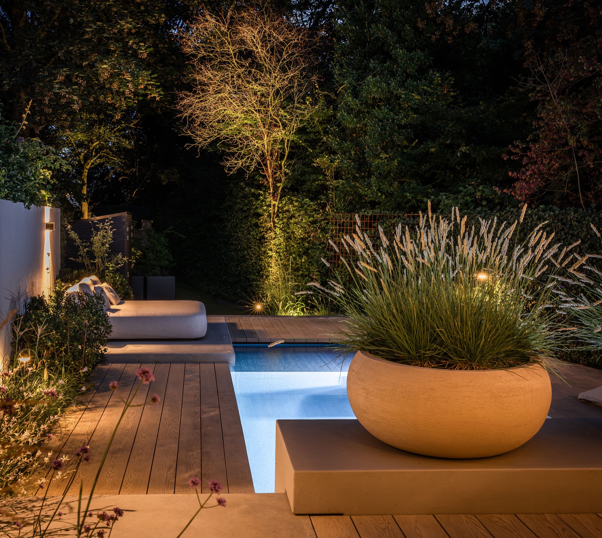esempio progetto ristrutturazione casa: giardino moderno con zona soggiorno illuminata e terrazza sera, Luxury, Design, Exclusive, Modern, Custom Made, Special, Beautiful