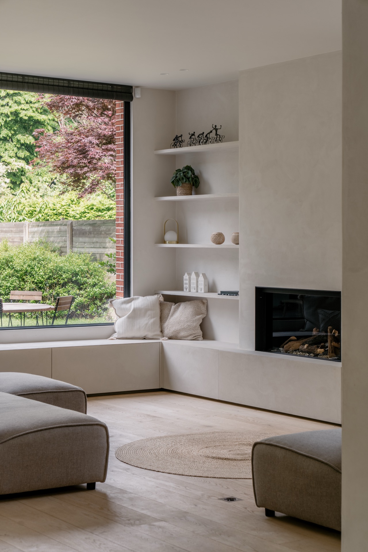 bagno moderno: soggiorno moderno con grandi finestre e decorazione minimalista, Luxury, Design, Exclusive, Modern, Custom Made, Special, Beautiful