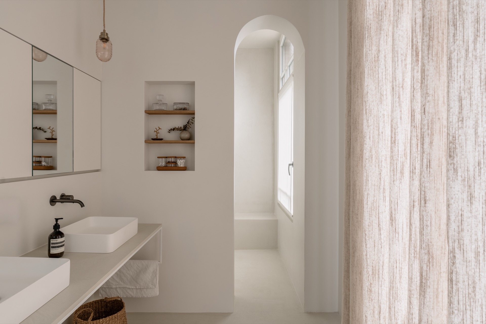 bagno moderno: soggiorno moderno con camino a incasso e grandi finestre, Luxury, Design, Exclusive, Modern, Custom Made, Special, Beautiful