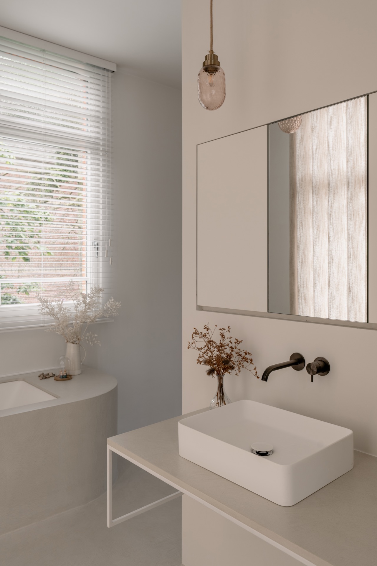 bagno moderno: camera da letto con grandi finestre e tende leggere, Luxury, Design, Exclusive, Modern, Custom Made, Special, Beautiful