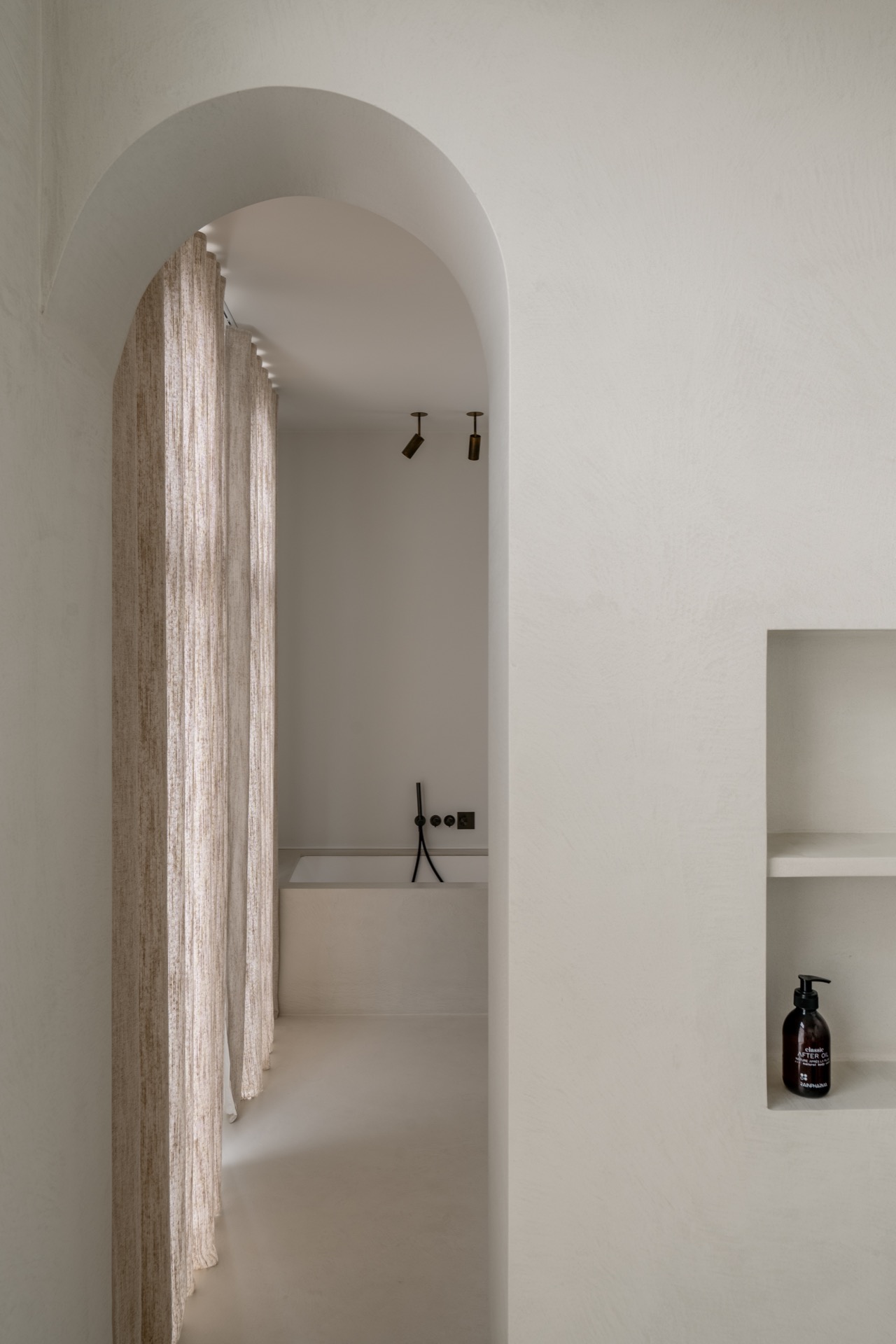 bagno moderno: doccia dal design unico con vetro protettivo per le ginocchia, Luxury, Design, Exclusive, Modern, Custom Made, Special, Beautiful