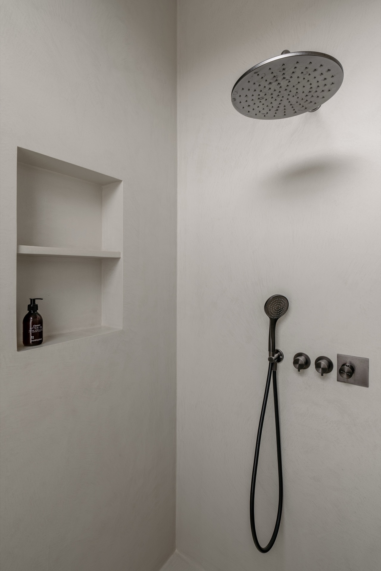 bagno moderno: camera da letto con pavimento in legno e pareti bianche, Luxury, Design, Exclusive, Modern, Custom Made, Special, Beautiful