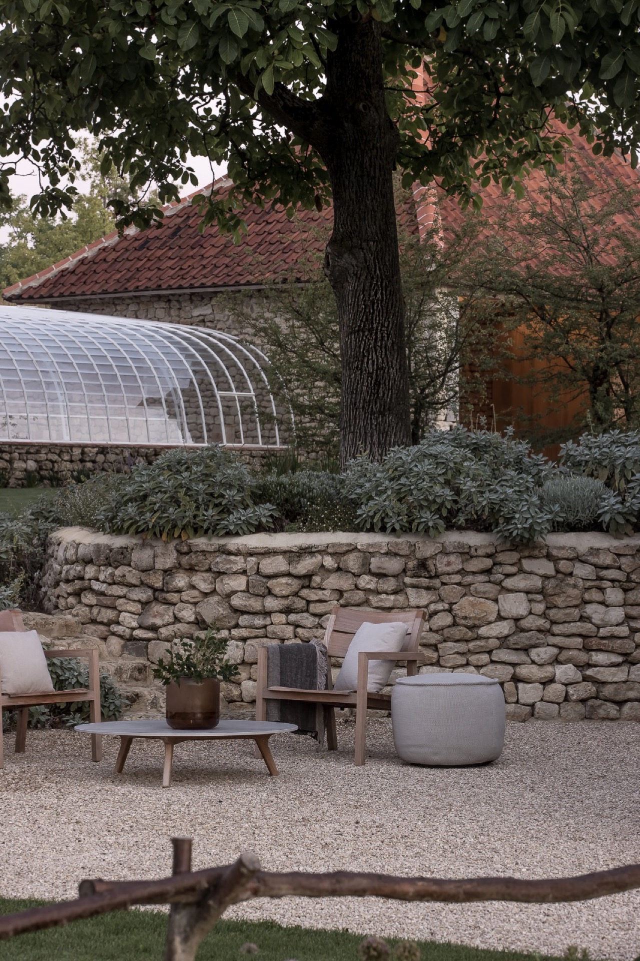 paesaggio rurale: muro in pietra rustico e mobili da giardino in legno con cuscini, Luxury, Design, Exclusive, Modern, Custom Made, Special, Beautiful