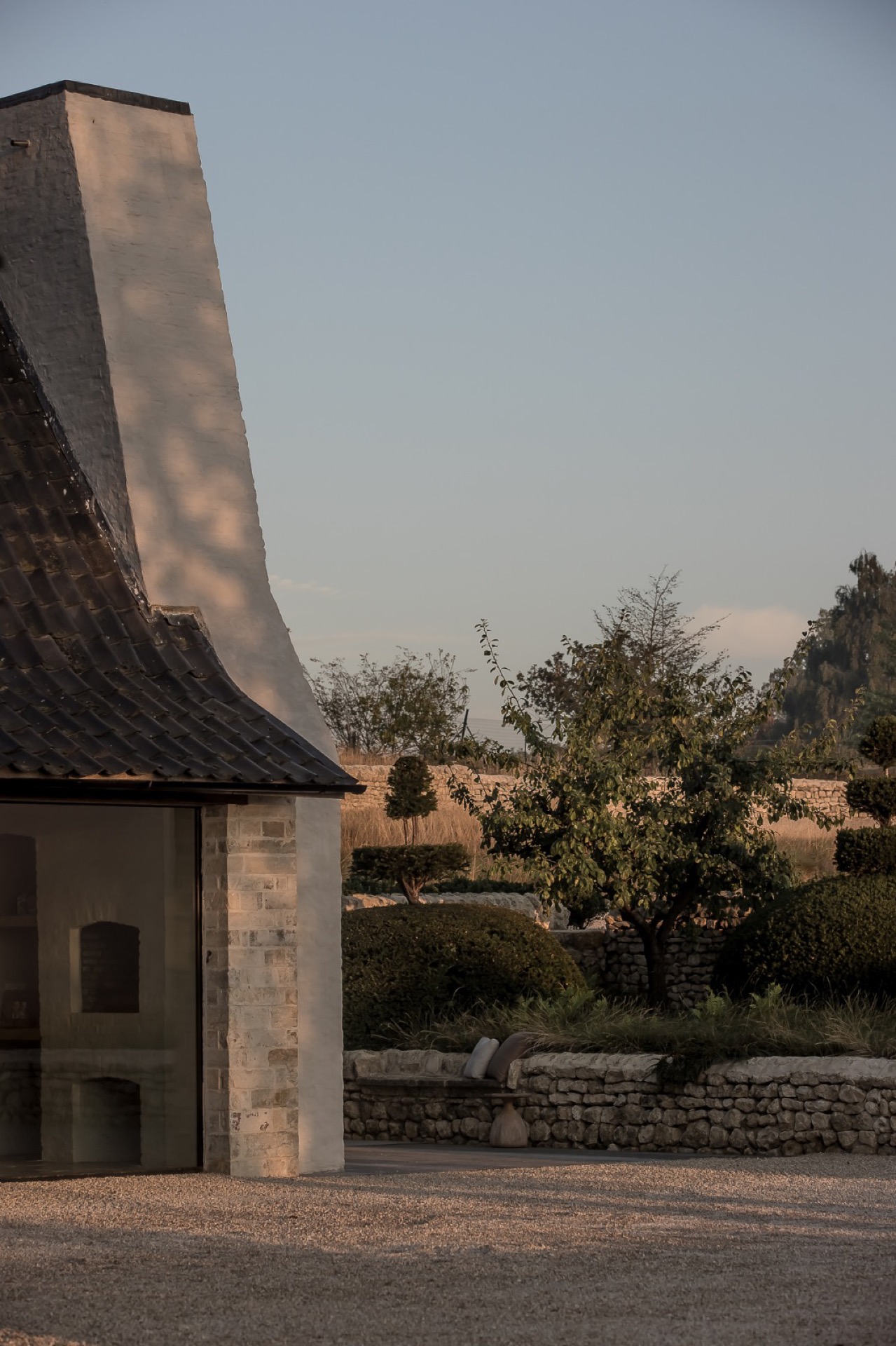 paesaggio rurale: mattina nebbiosa con terra e campi di erba, luce mattutina tenue, Luxury, Design, Exclusive, Modern, Custom Made, Special, Beautiful
