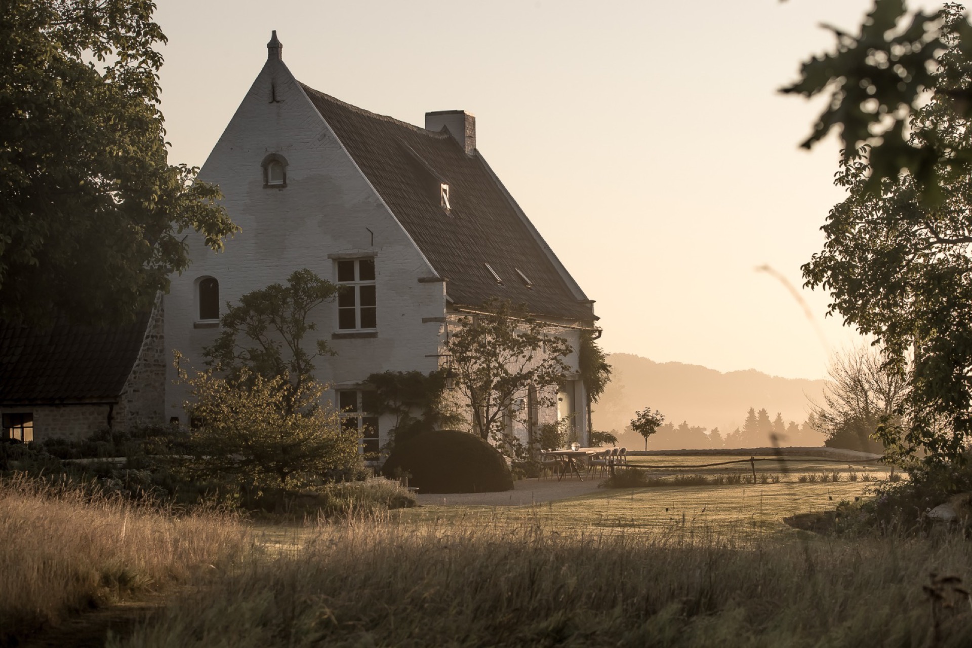 paesaggio rurale: casa di campagna sulla collina con vista, mattina nebbiosa e tramonto, giardino naturale, Luxury, Design, Exclusive, Modern, Custom Made, Special, Beautiful