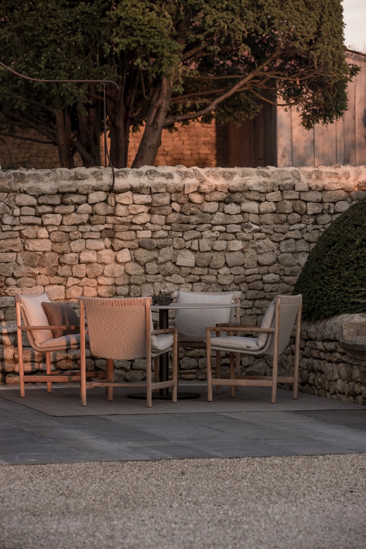 paesaggio rurale: vecchio muro di pietra e siepe di legno attorno a un giardino rurale, Luxury, Design, Exclusive, Modern, Custom Made, Special, Beautiful