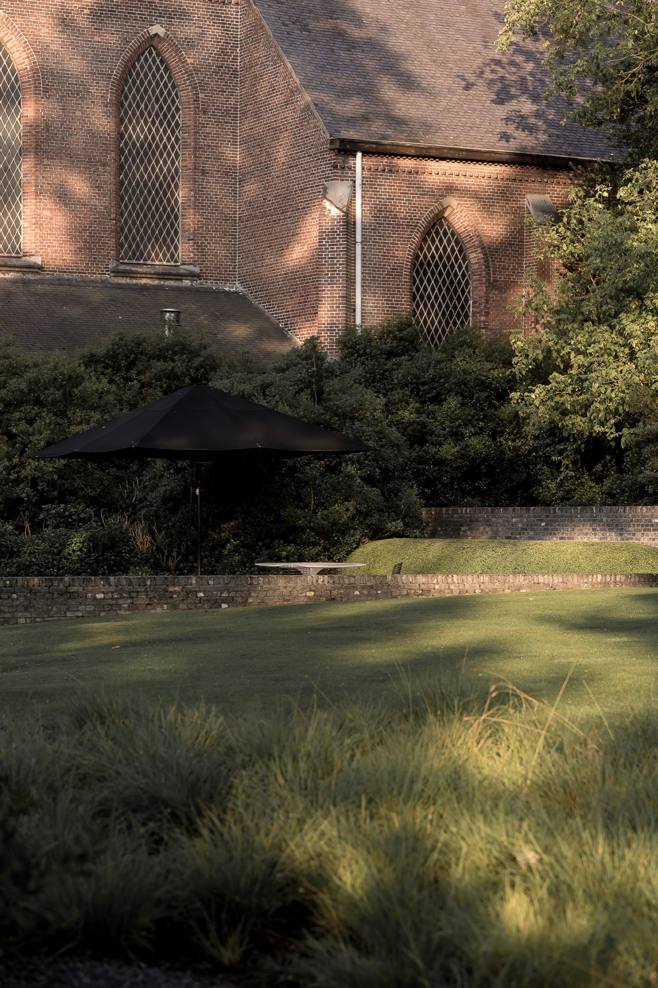 giardino rurale: casetta da giardino e piante circostanti vicino all'acqua nel giardino, Luxury, Design, Exclusive, Modern, Custom Made, Special, Beautiful
