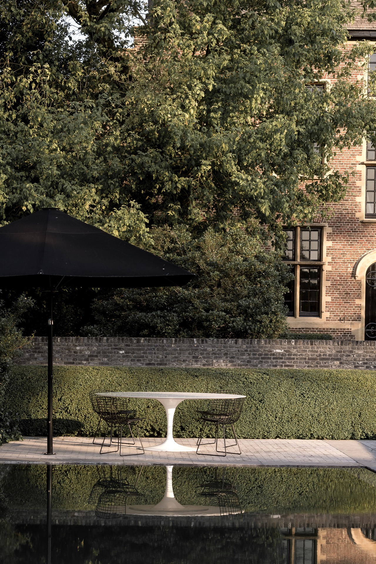 giardino rurale: alberi e arbusti intorno a una fontana nel giardino, Luxury, Design, Exclusive, Modern, Custom Made, Special, Beautiful