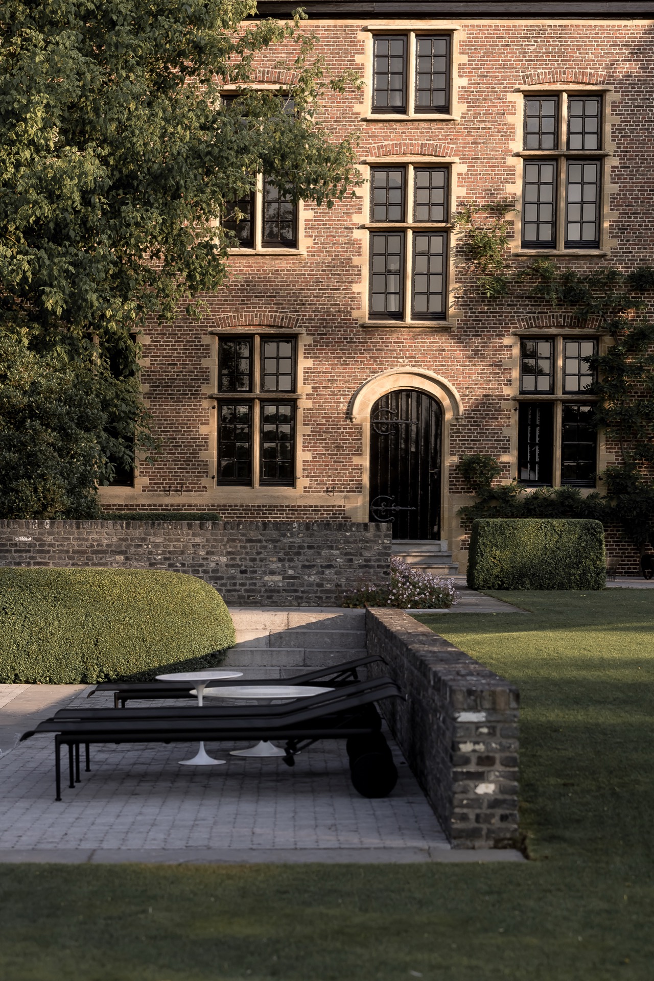 giardino rurale: porta in ferro battuto nero in muro di mattoni nel giardino, Luxury, Design, Exclusive, Modern, Custom Made, Special, Beautiful