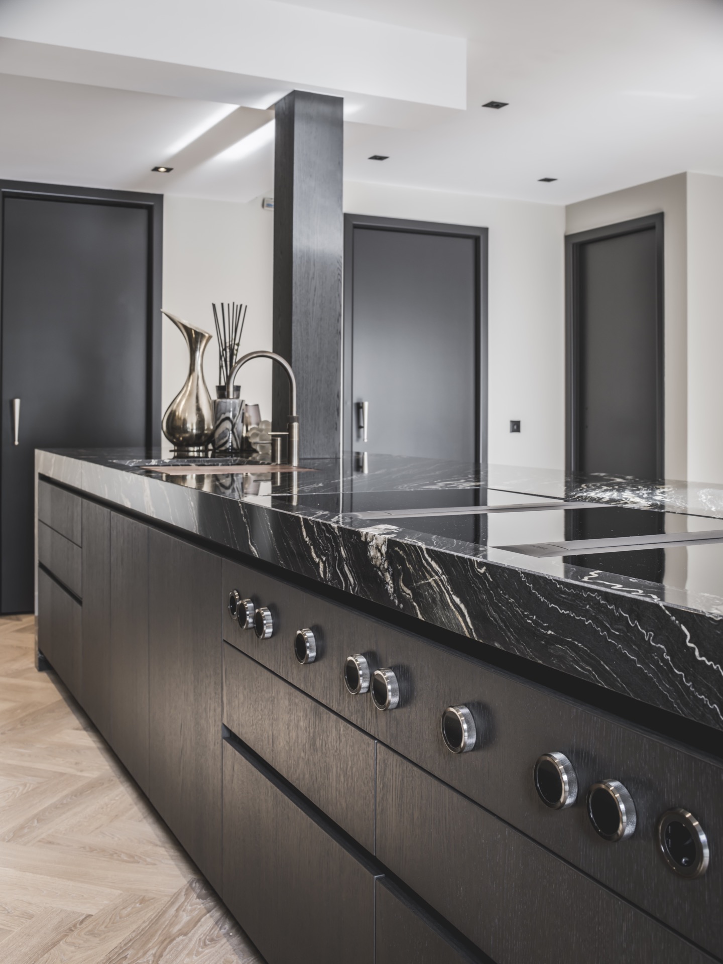 moderne zwarte keuken natuursteen: moderne zwarte keuken met natuursteen werkblad en inbouwapparatuur, Luxe, Design, Exclusief, Modern, Maatwerk, Bijzondere, Mooie