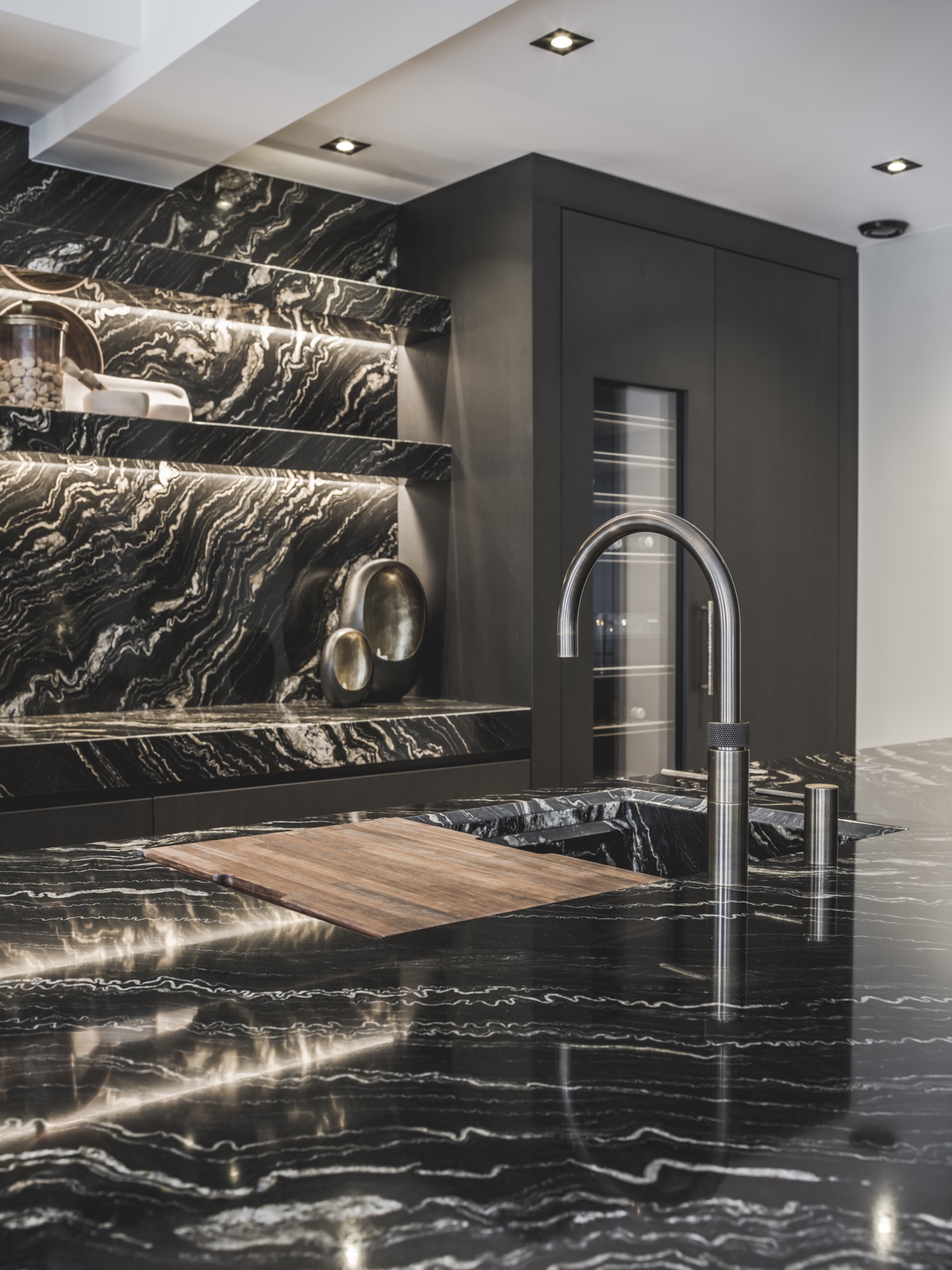 moderne zwarte keuken natuursteen: marmeren werkblad in een moderne zwarte keuken, Luxe, Design, Exclusief, Modern, Maatwerk, Bijzondere, Mooie
