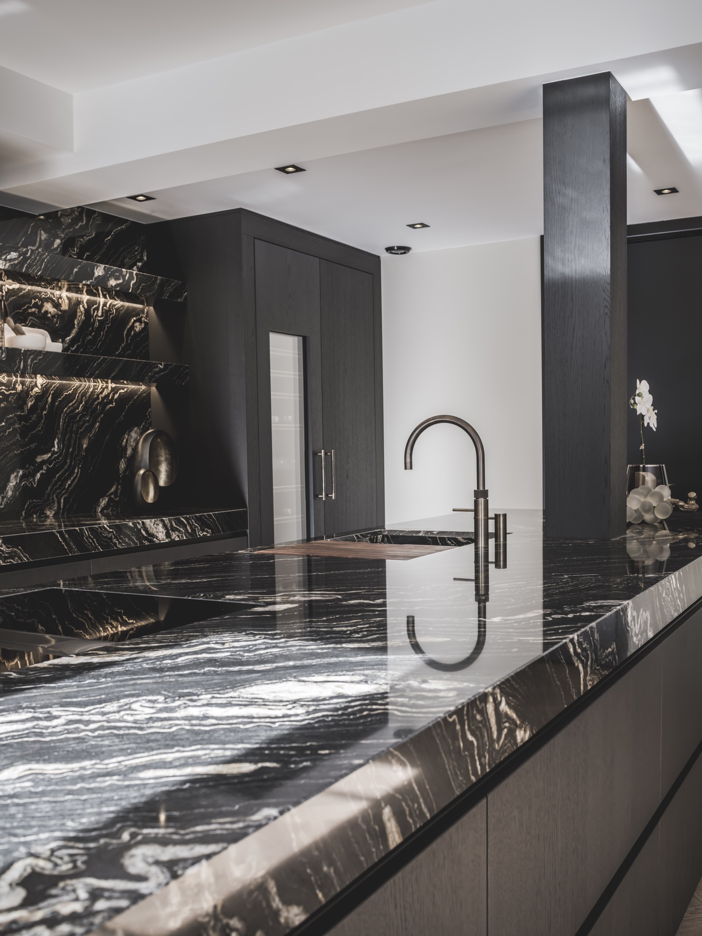 moderne zwarte keuken natuursteen: detail van natuursteen werkblad en houten kast in moderne keuken, Luxe, Design, Exclusief, Modern, Maatwerk, Bijzondere, Mooie