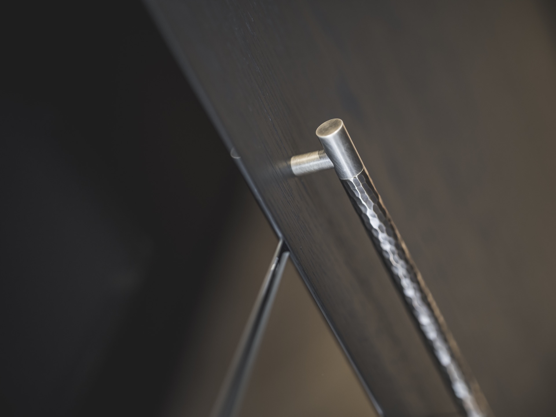 moderne zwarte keuken natuursteen: close-up van marmeren werkblad en RVS kraan in moderne keuken, Luxe, Design, Exclusief, Modern, Maatwerk, Bijzondere, Mooie