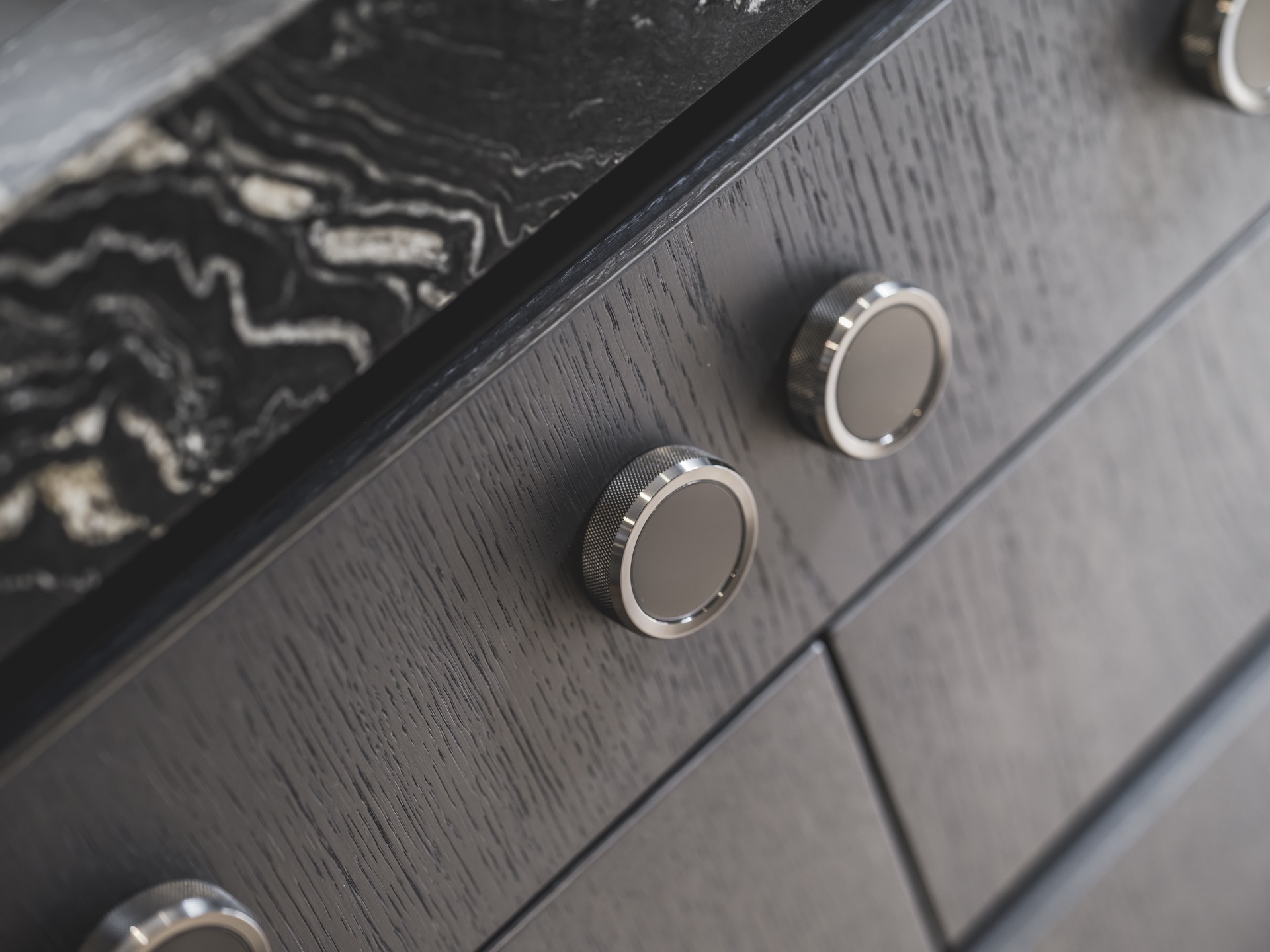 moderne zwarte keuken natuursteen: algemeen overzicht van een moderne keuken met marmeren en houten details, Luxe, Design, Exclusief, Modern, Maatwerk, Bijzondere, Mooie