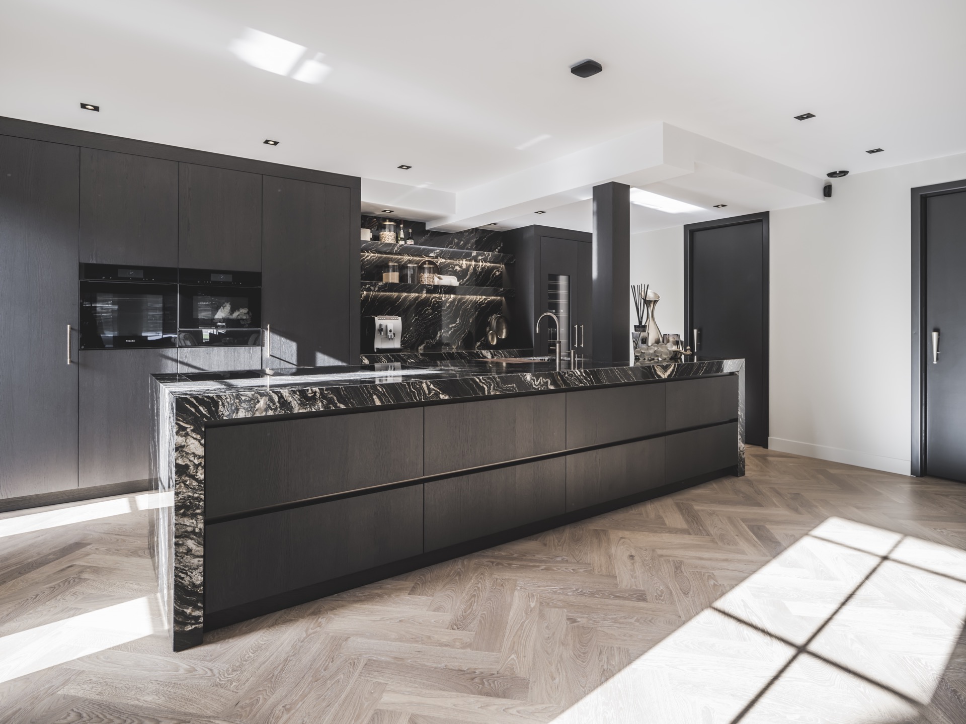 moderne zwarte keuken natuursteen: luxe moderne keuken met marmeren werkblad en accessoires, Luxe, Design, Exclusief, Modern, Maatwerk, Bijzondere, Mooie