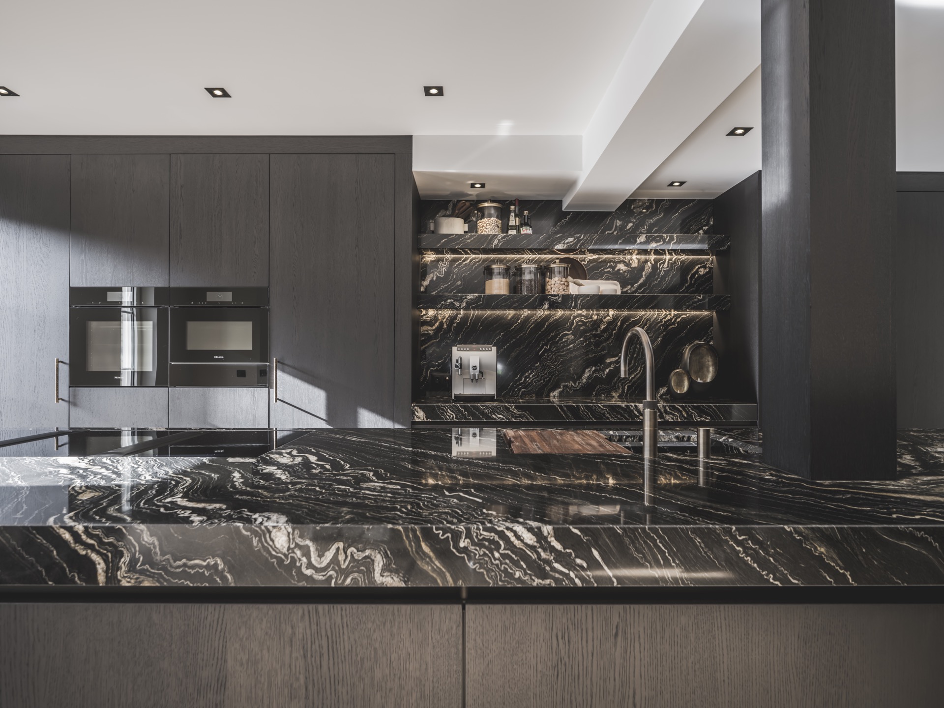 moderne zwarte keuken natuursteen: ingebouwde kast in muur met glazen deuren in moderne keuken, Luxe, Design, Exclusief, Modern, Maatwerk, Bijzondere, Mooie