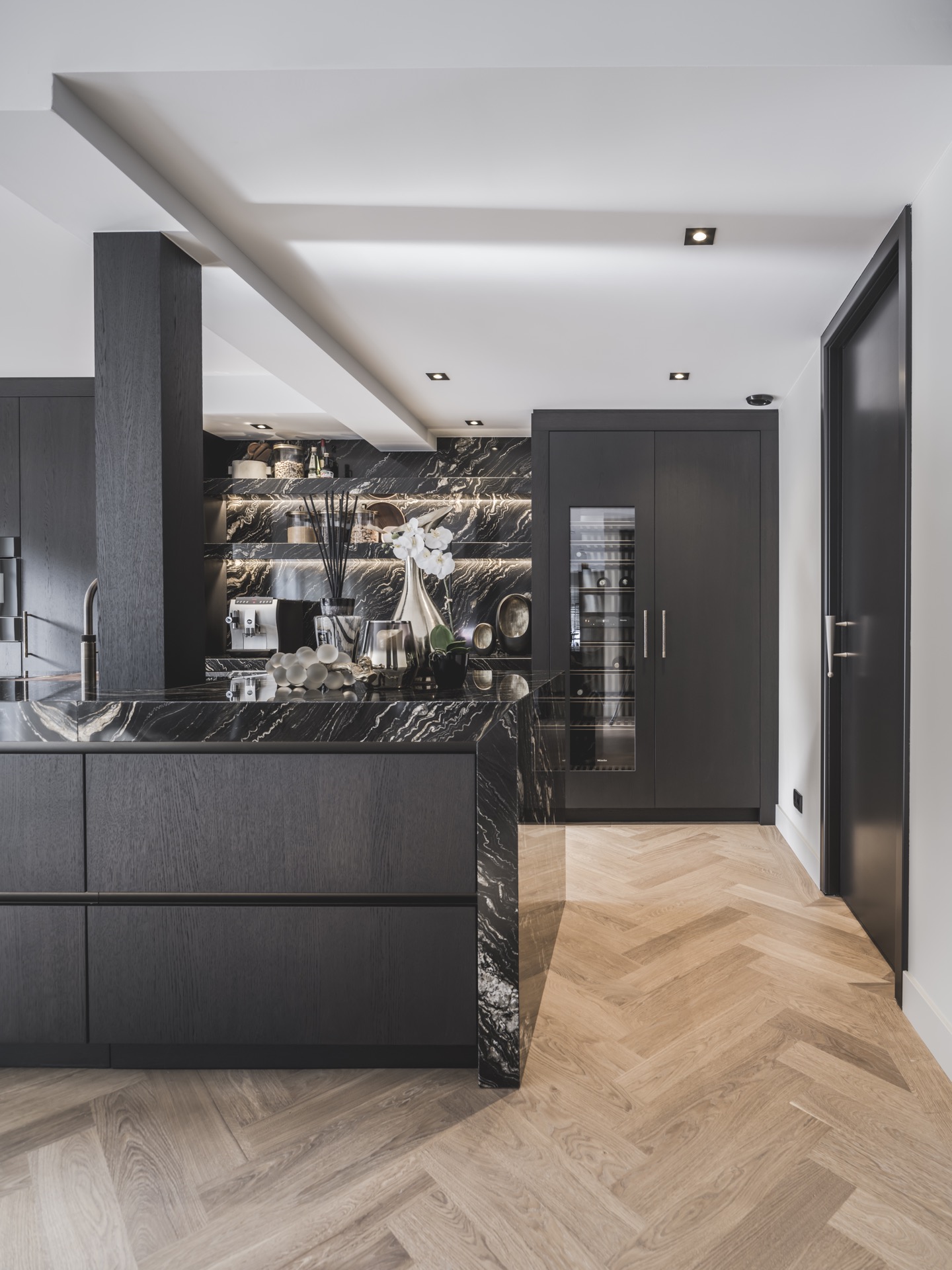 moderne zwarte keuken natuursteen: wijnkast met rekken en wijnflessen in moderne keuken, Luxe, Design, Exclusief, Modern, Maatwerk, Bijzondere, Mooie