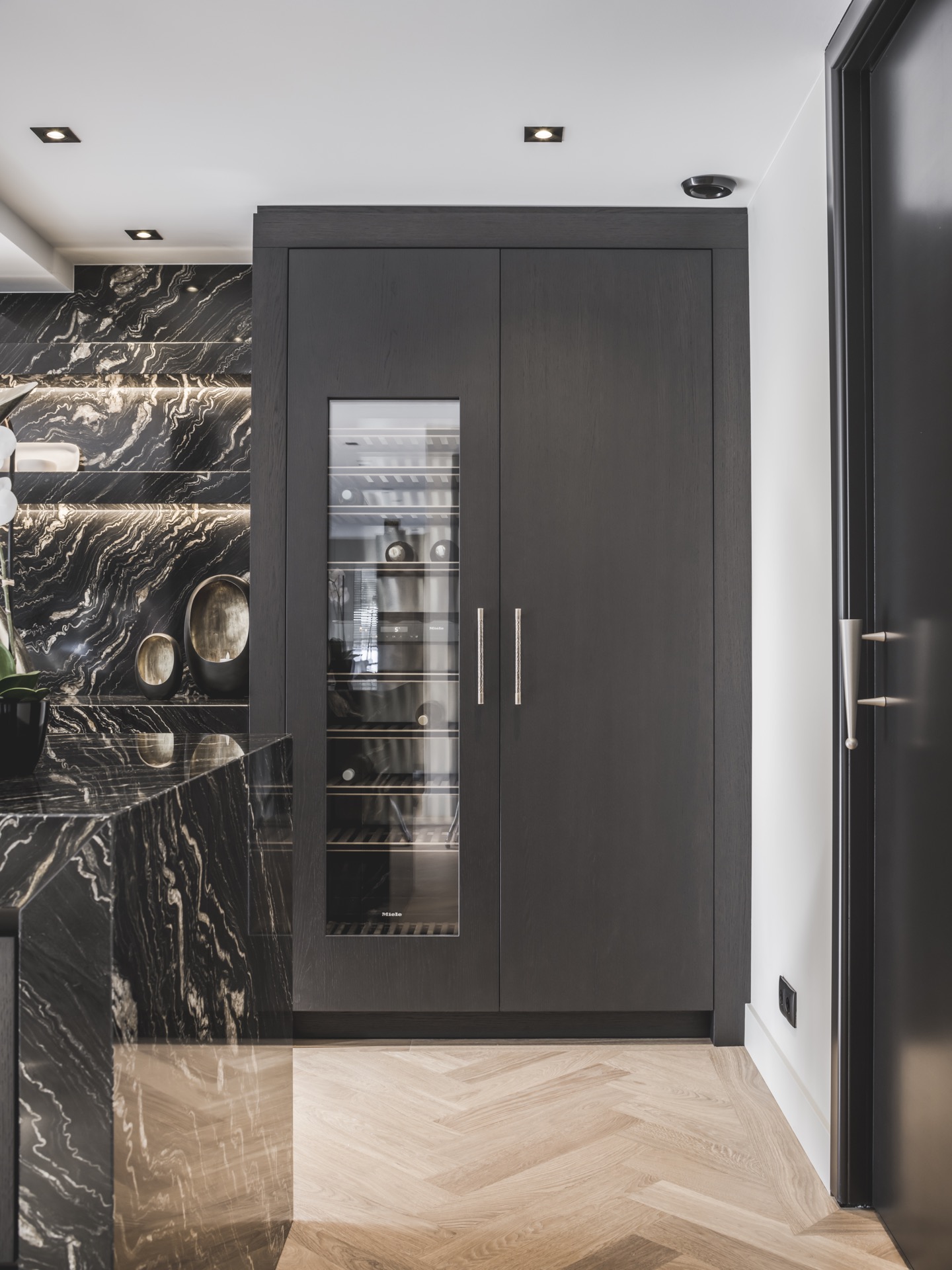 moderne zwarte keuken natuursteen: detail van keukenfront met lade en knop in moderne keuken, Luxe, Design, Exclusief, Modern, Maatwerk, Bijzondere, Mooie
