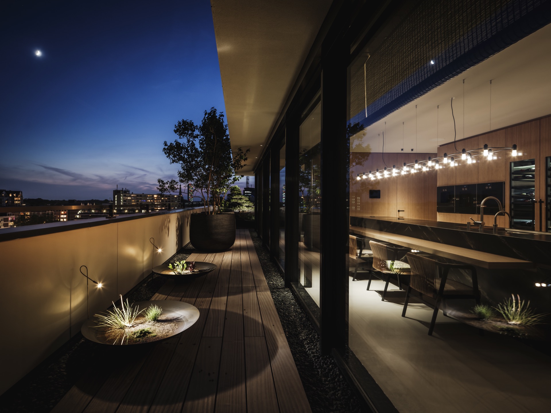 isola cucina: vista da un balcone moderno con pavimento in legno e illuminazione industriale, Luxury, Design, Exclusive, Modern, Custom Made, Special, Beautiful
