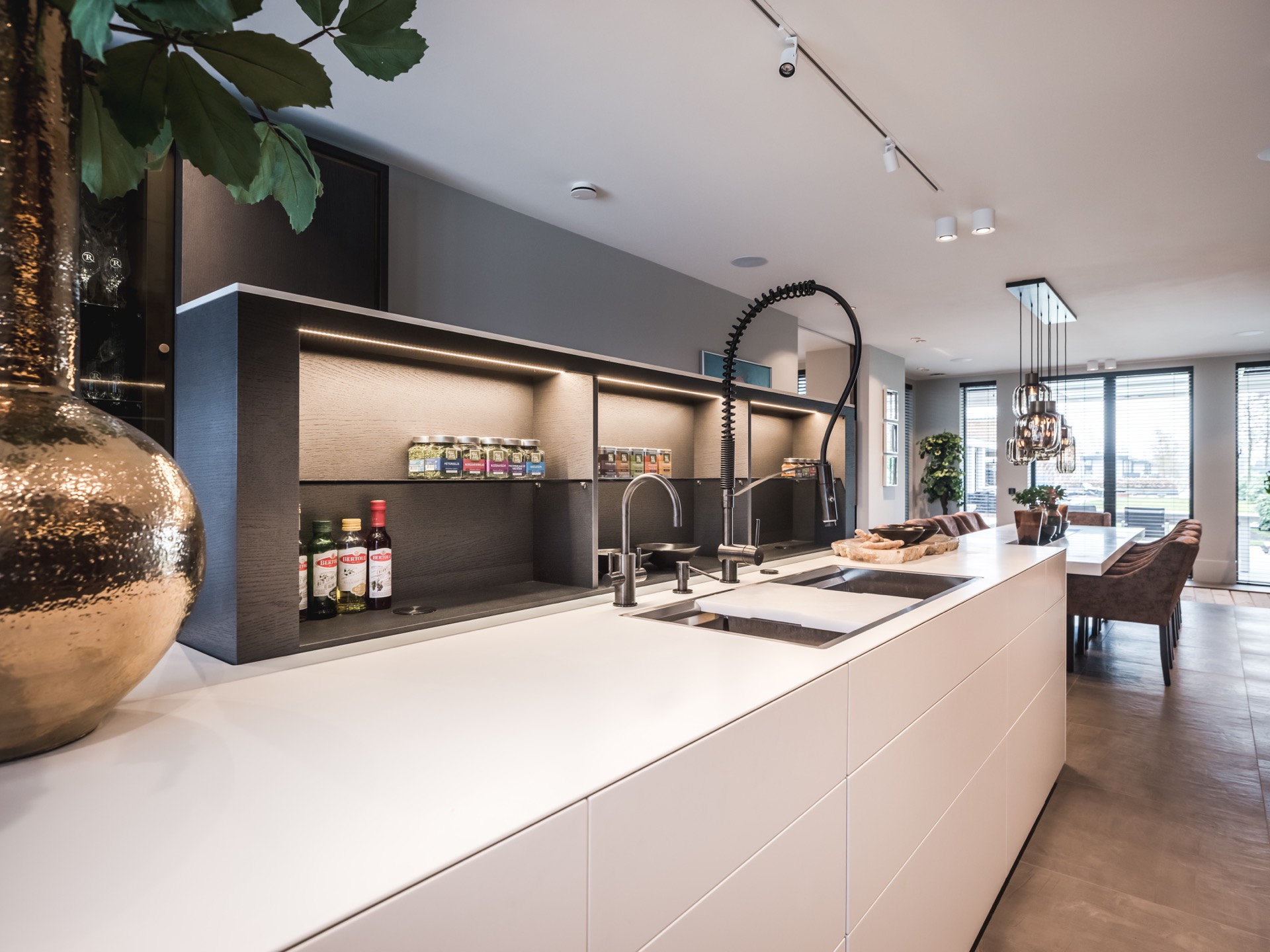 rivestimento in legno per pareti: cucina moderna naturale con armadi in legno e spazio di archiviazione aperto., Luxe, Design, Exclusief, Modern, Maatwerk, Bijzondere, Mooie