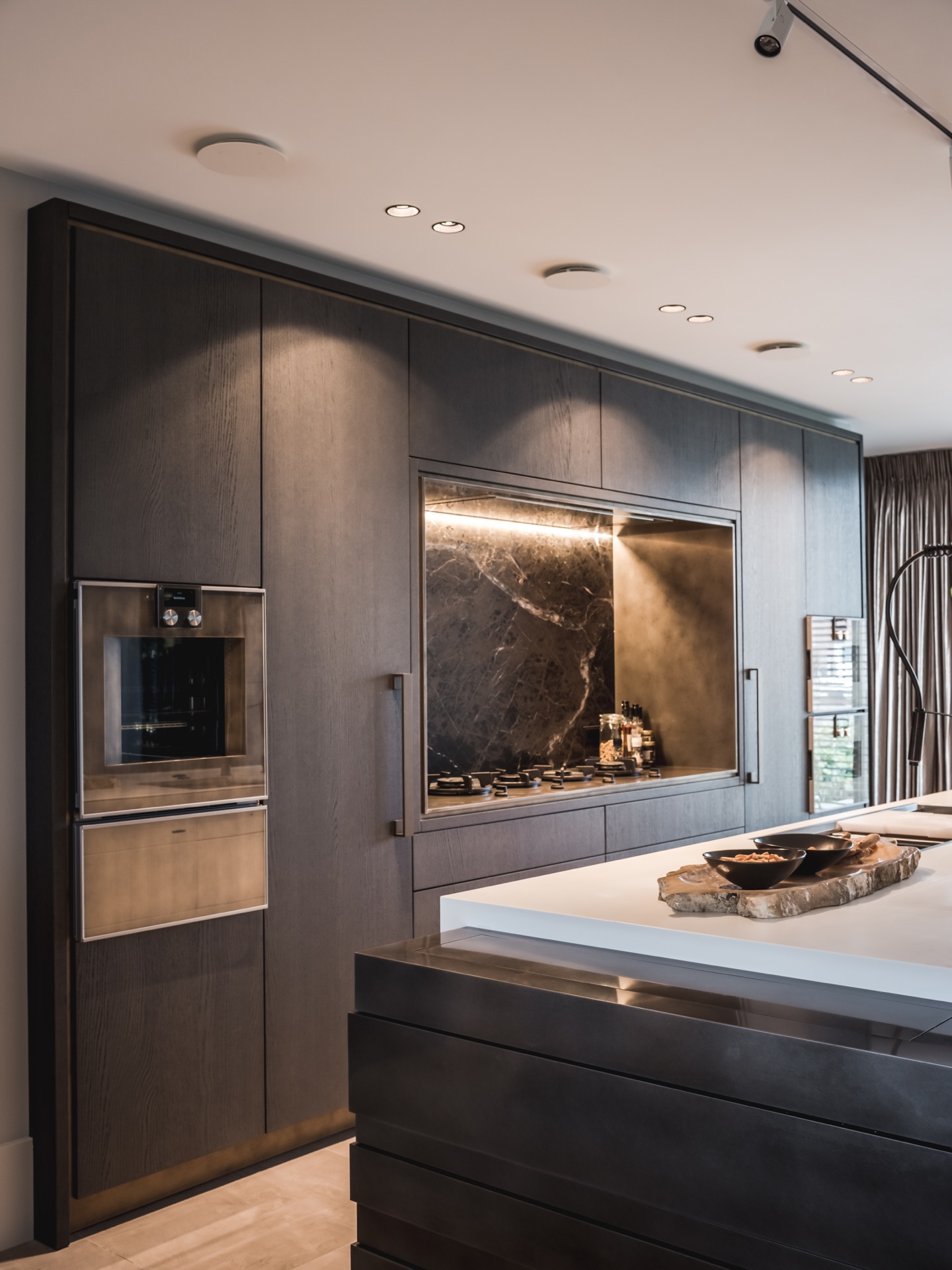 rivestimento in legno per pareti: cucina moderna con isola, piano in marmo e forno incorporato., Luxe, Design, Exclusief, Modern, Maatwerk, Bijzondere, Mooie