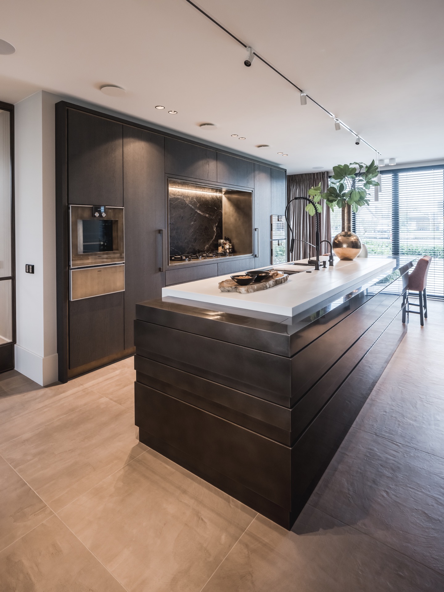 rivestimento in legno per pareti: piano cottura a induzione con parete di marmo nero in cucina moderna., Luxe, Design, Exclusief, Modern, Maatwerk, Bijzondere, Mooie