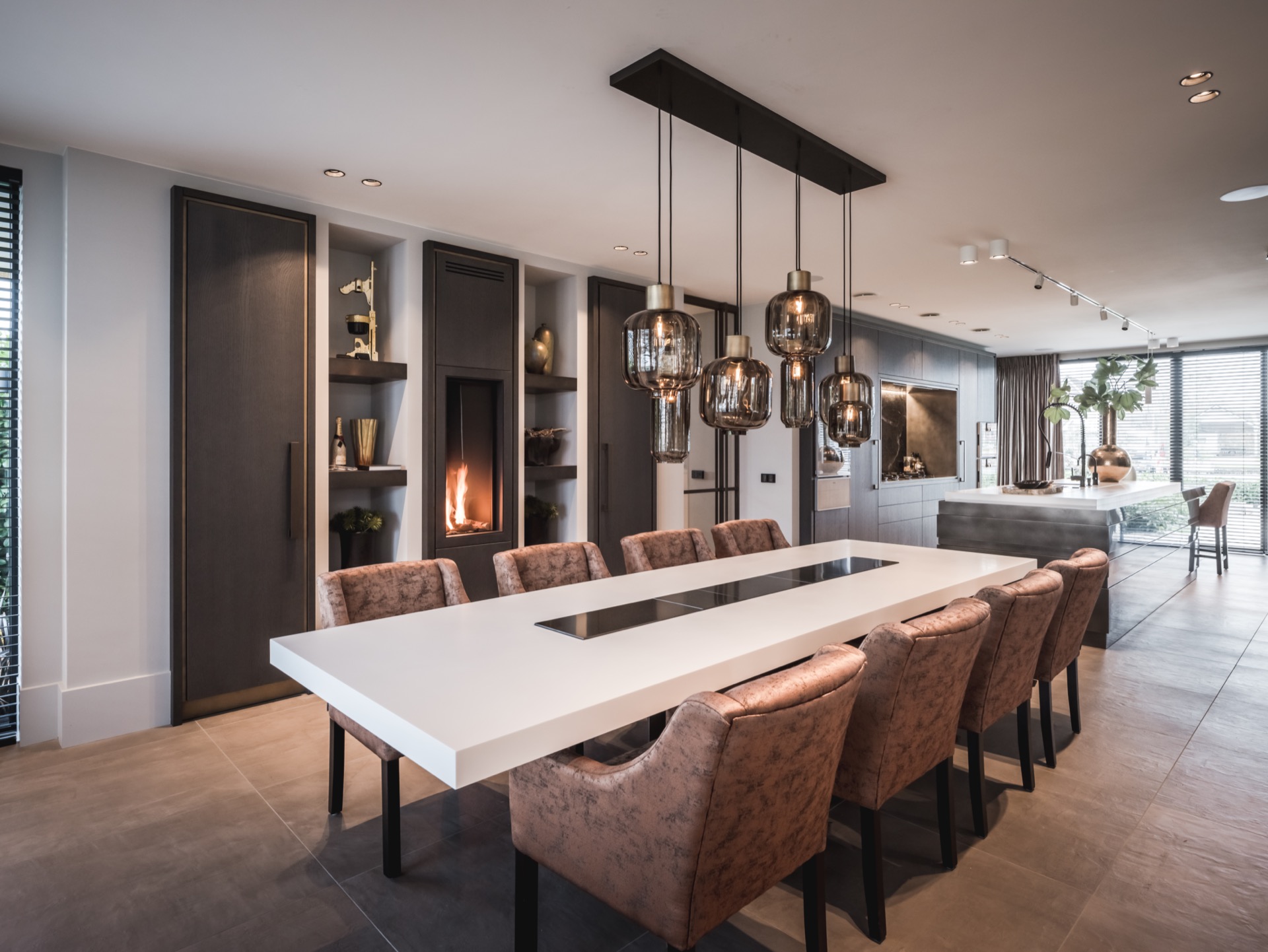 rivestimento in legno per pareti: cucina moderna con lampade pendenti, armadi in legno e piano in marmo., Luxe, Design, Exclusief, Modern, Maatwerk, Bijzondere, Mooie