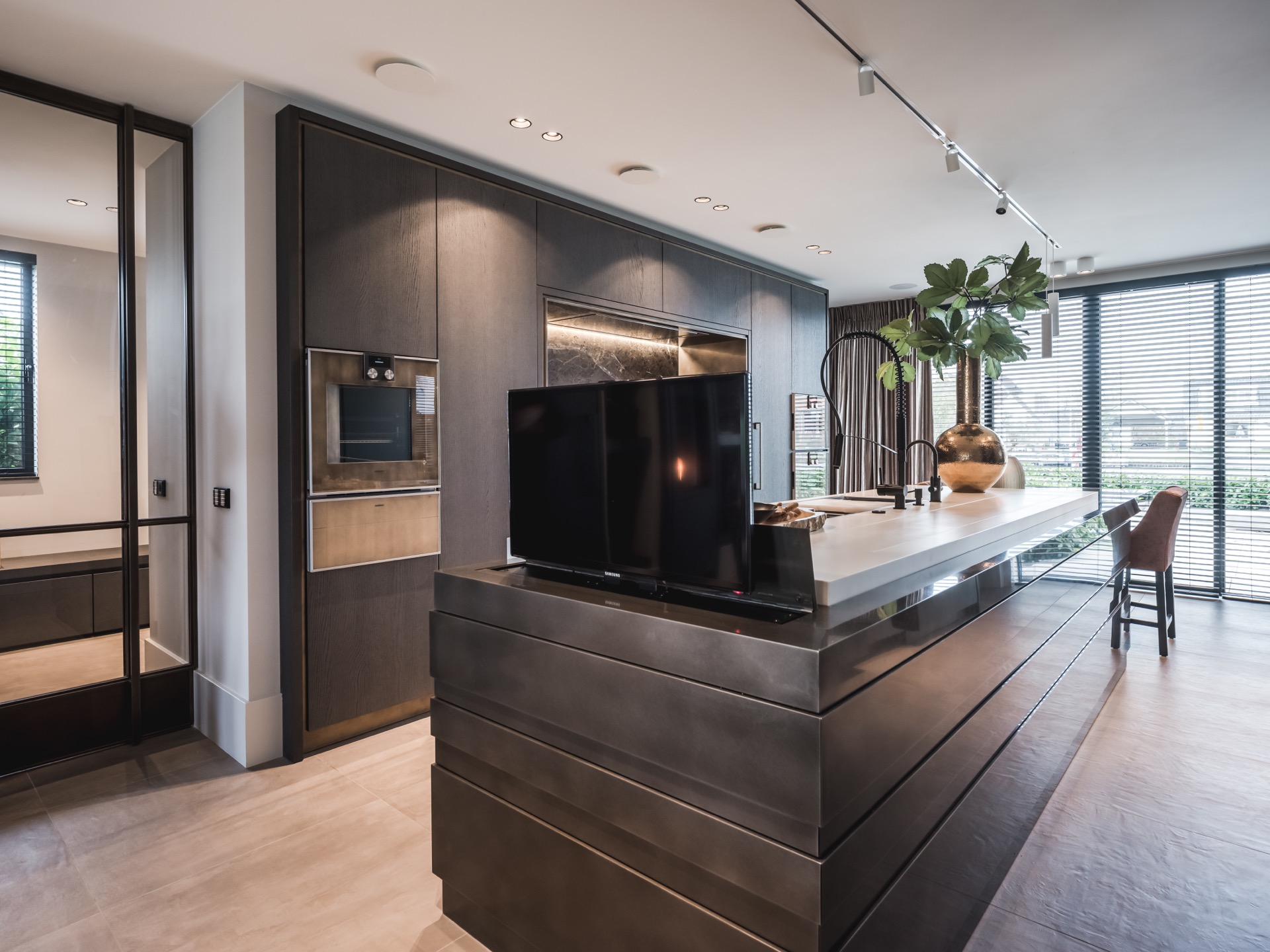 rivestimento in legno per pareti: piano cottura con quattro bruciatori a gas e parete di marmo nero in cucina moderna., Luxe, Design, Exclusief, Modern, Maatwerk, Bijzondere, Mooie