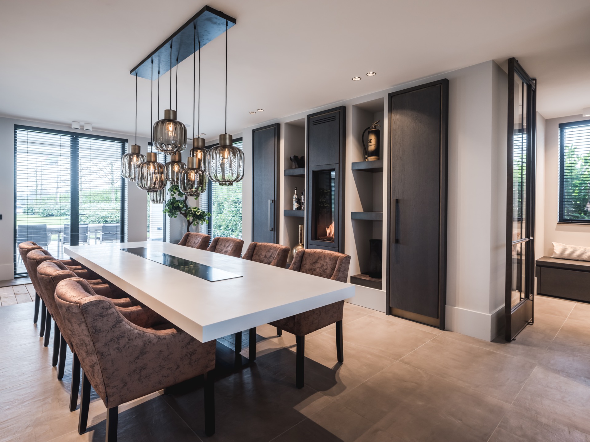 rivestimento in legno per pareti: cucina bianca con dettagli in quercia e finitura moderna., Luxe, Design, Exclusief, Modern, Maatwerk, Bijzondere, Mooie
