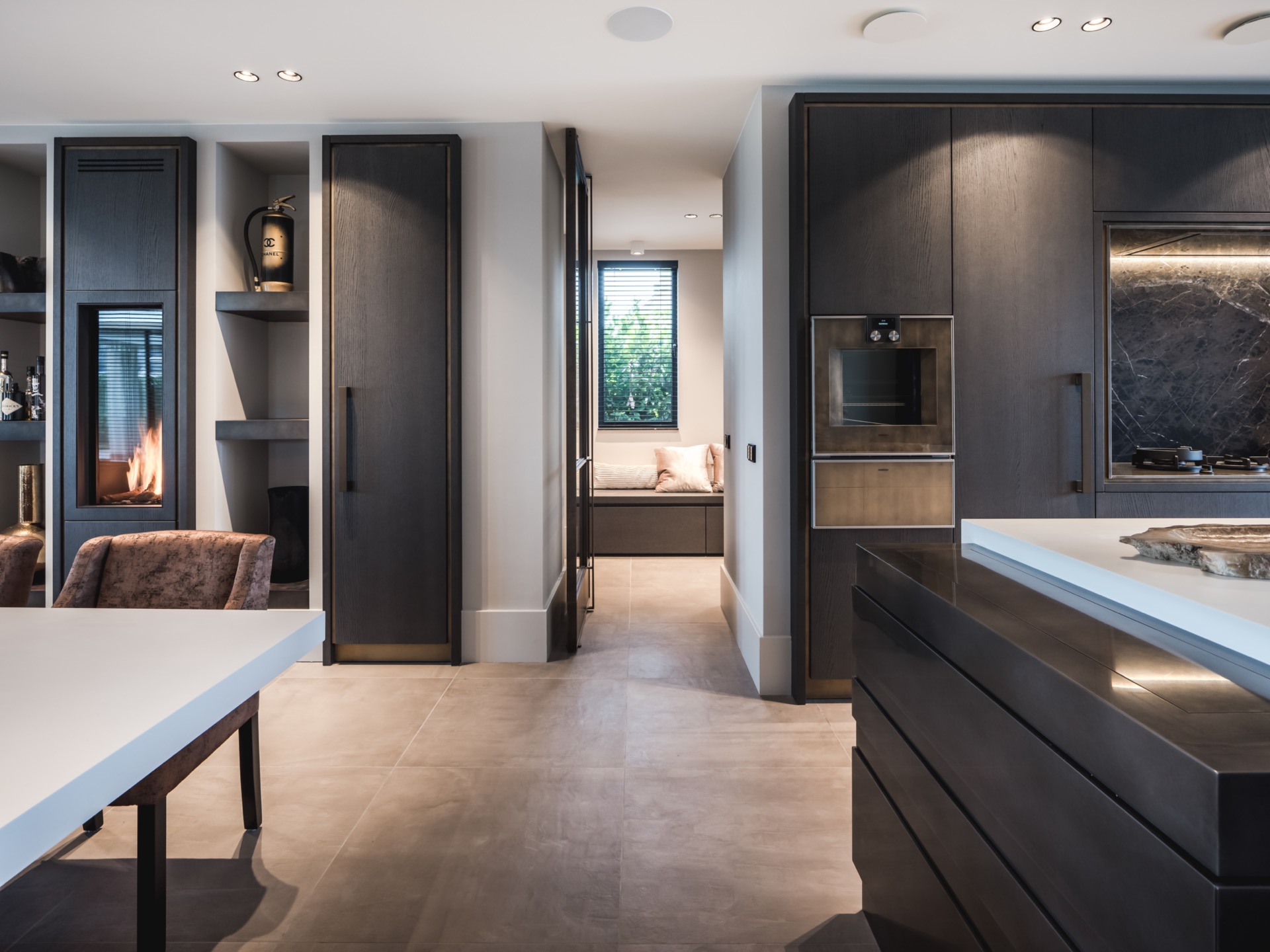 rivestimento in legno per pareti: isola cucina con base nera e piano in marmo, design moderno., Luxe, Design, Exclusief, Modern, Maatwerk, Bijzondere, Mooie