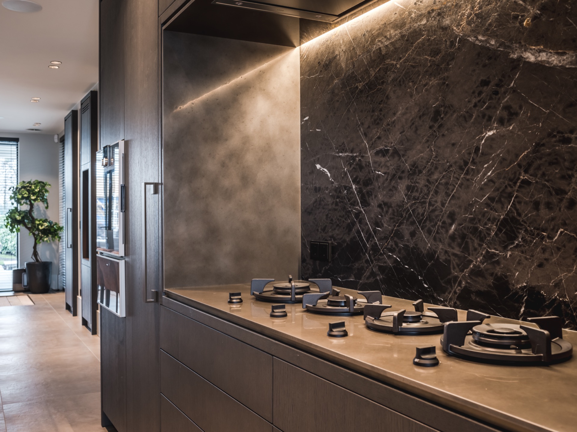 rivestimento in legno per pareti: cucina spaziosa con grandi finestre e illuminazione a soffitto., Luxe, Design, Exclusief, Modern, Maatwerk, Bijzondere, Mooie